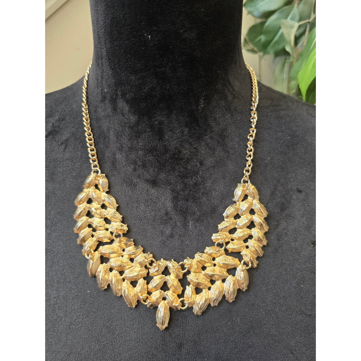 Gold Tone Coral Marquise-cut Acrylic Cluster Statement Necklace Evening Jewelry