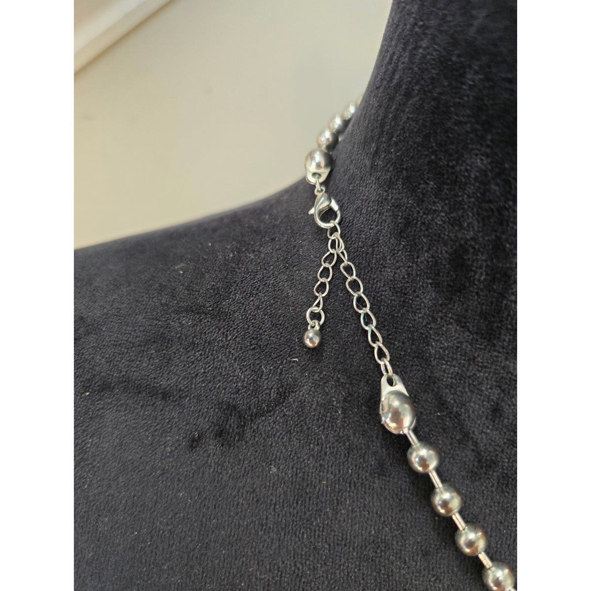 Silver Tone Beaded Heart Pendant Necklace Green Iridescent Heart