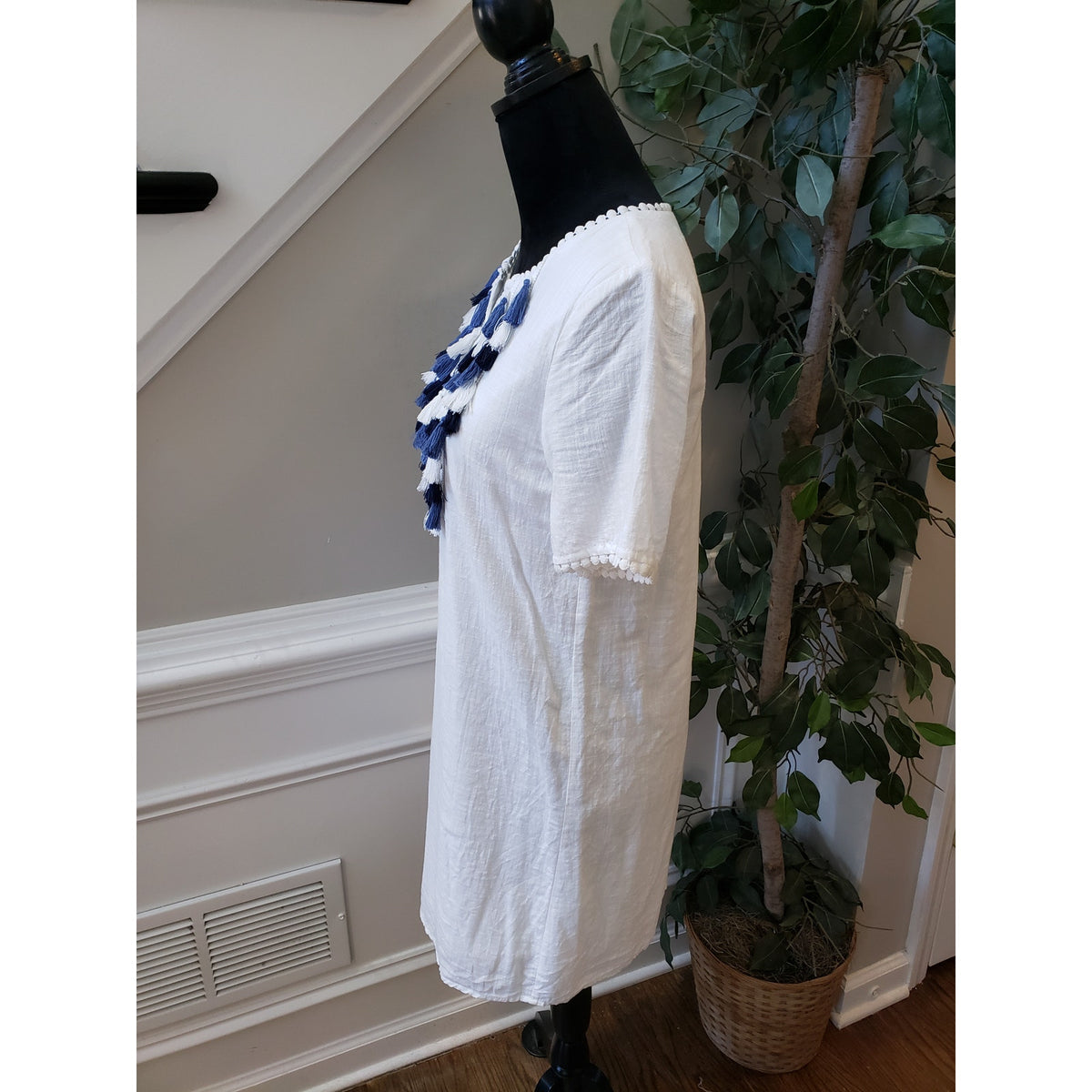 Fashion Port Shift Dress Women Medium White Contrast Tassel V Neck Short Sleeve