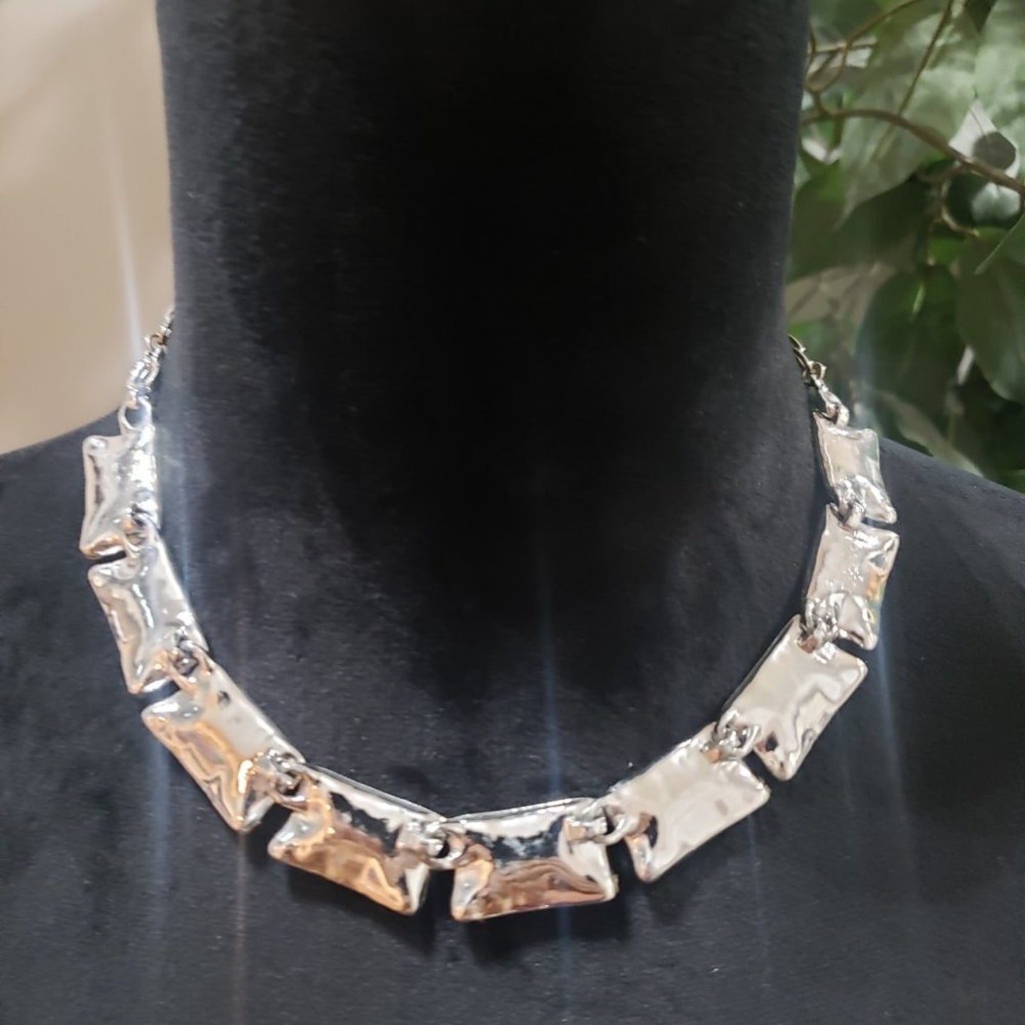 Women Silver Tone .Geometric Shape Link Articulated Choker Necklace Hook & Eye