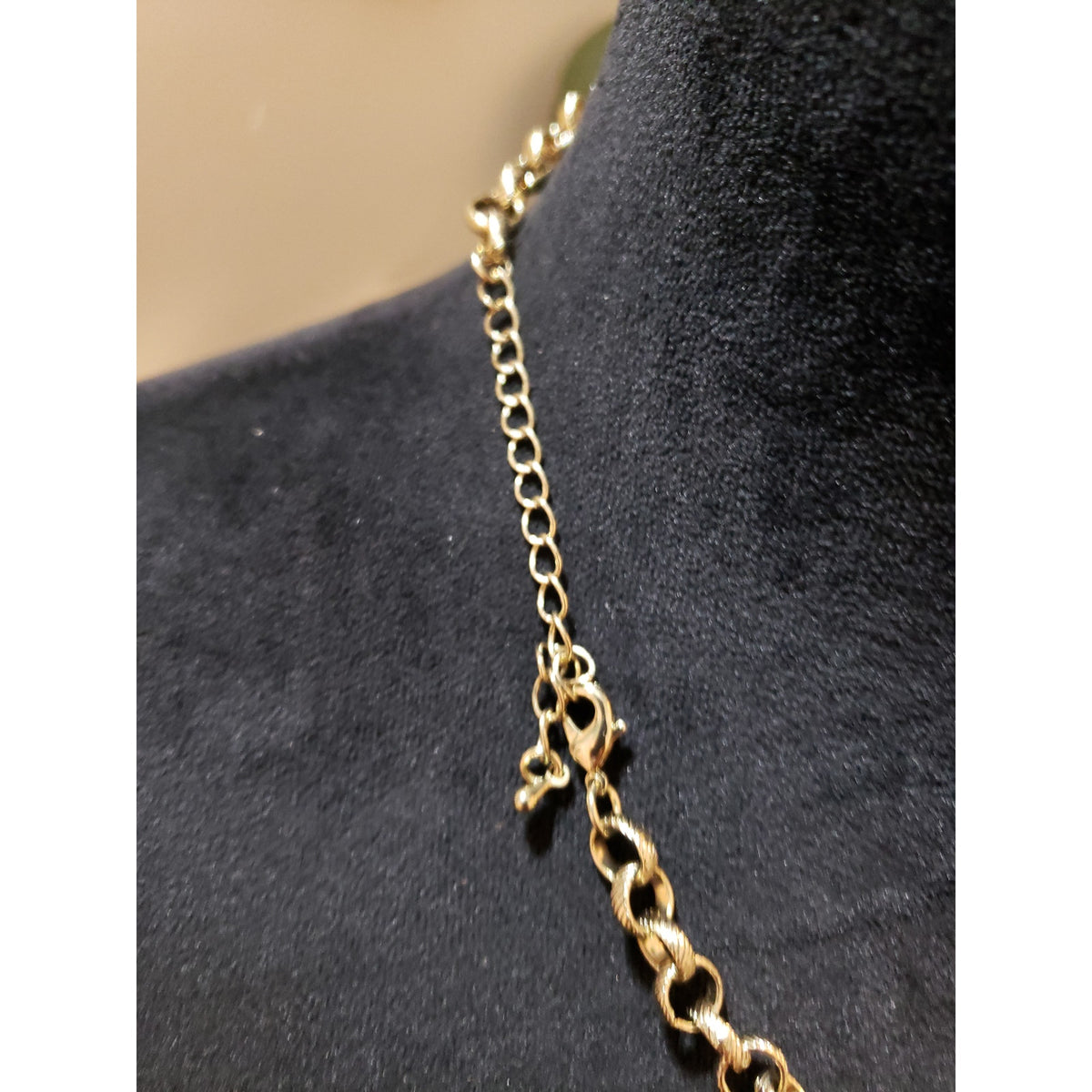 Gold Tone Teardrop Faceted Fuchsia Pink Acrylic Bead Fashion Bib Necklace