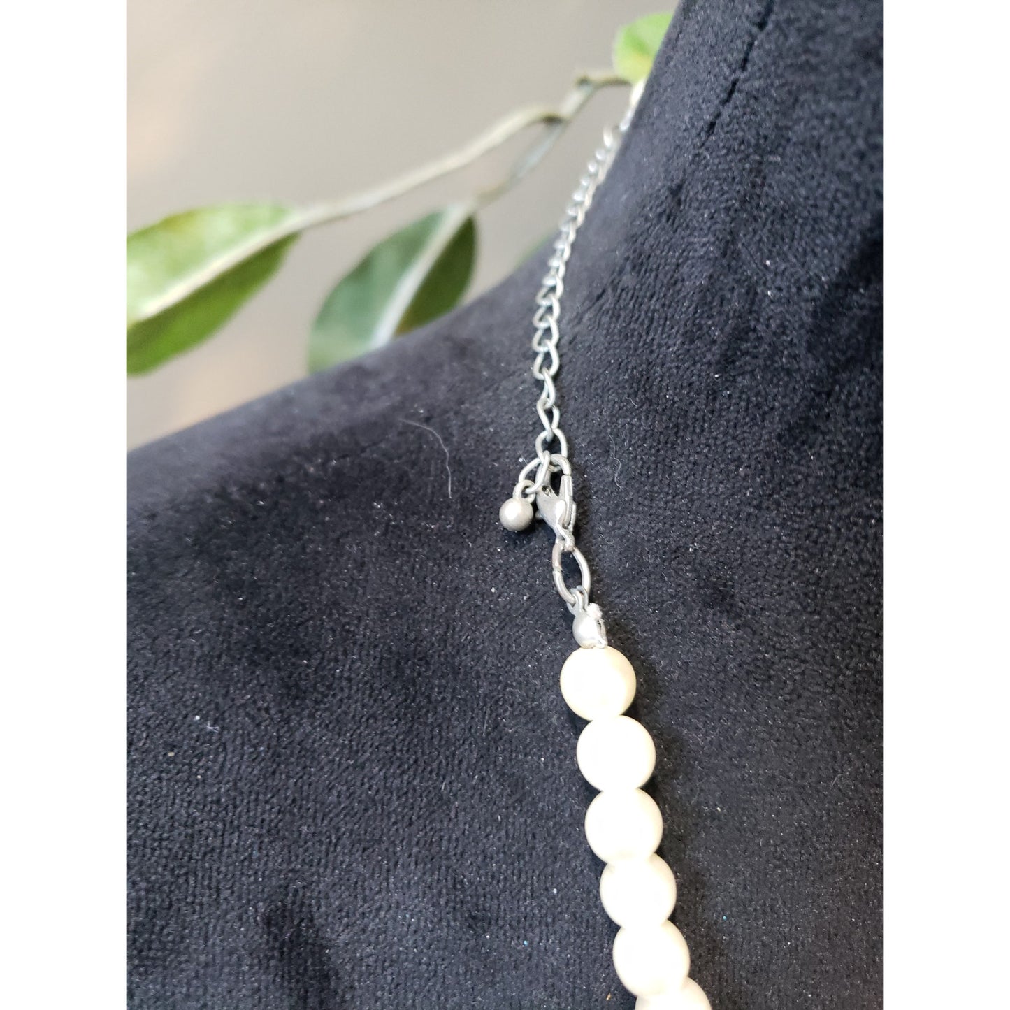 Women Fashion White Faux Pearl Chain Bib Statement Necklace Jewelry with Lobster