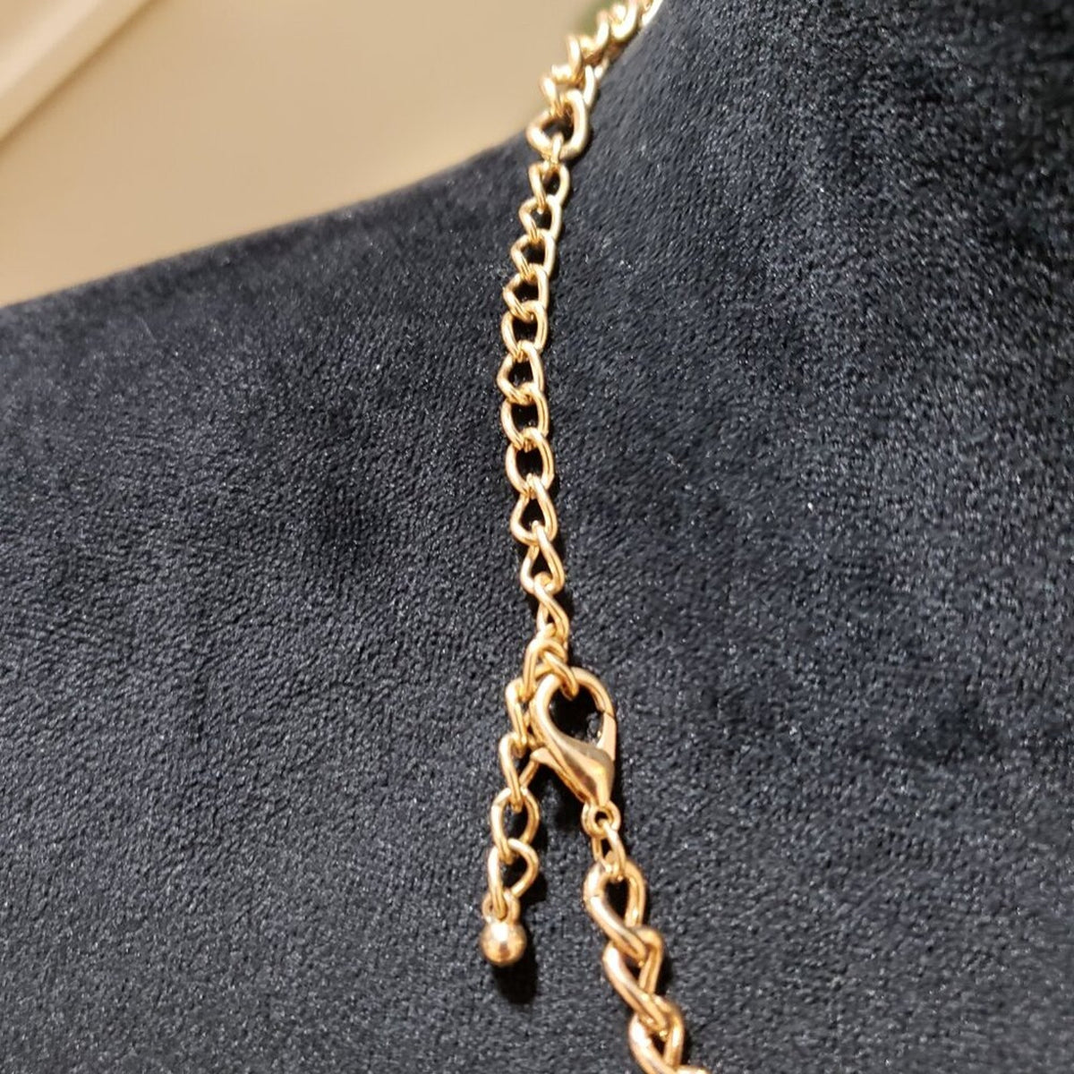 Women Fashion Amber Lucite Asymmetric Collar Necklace Jewelry with Lobster Clasp