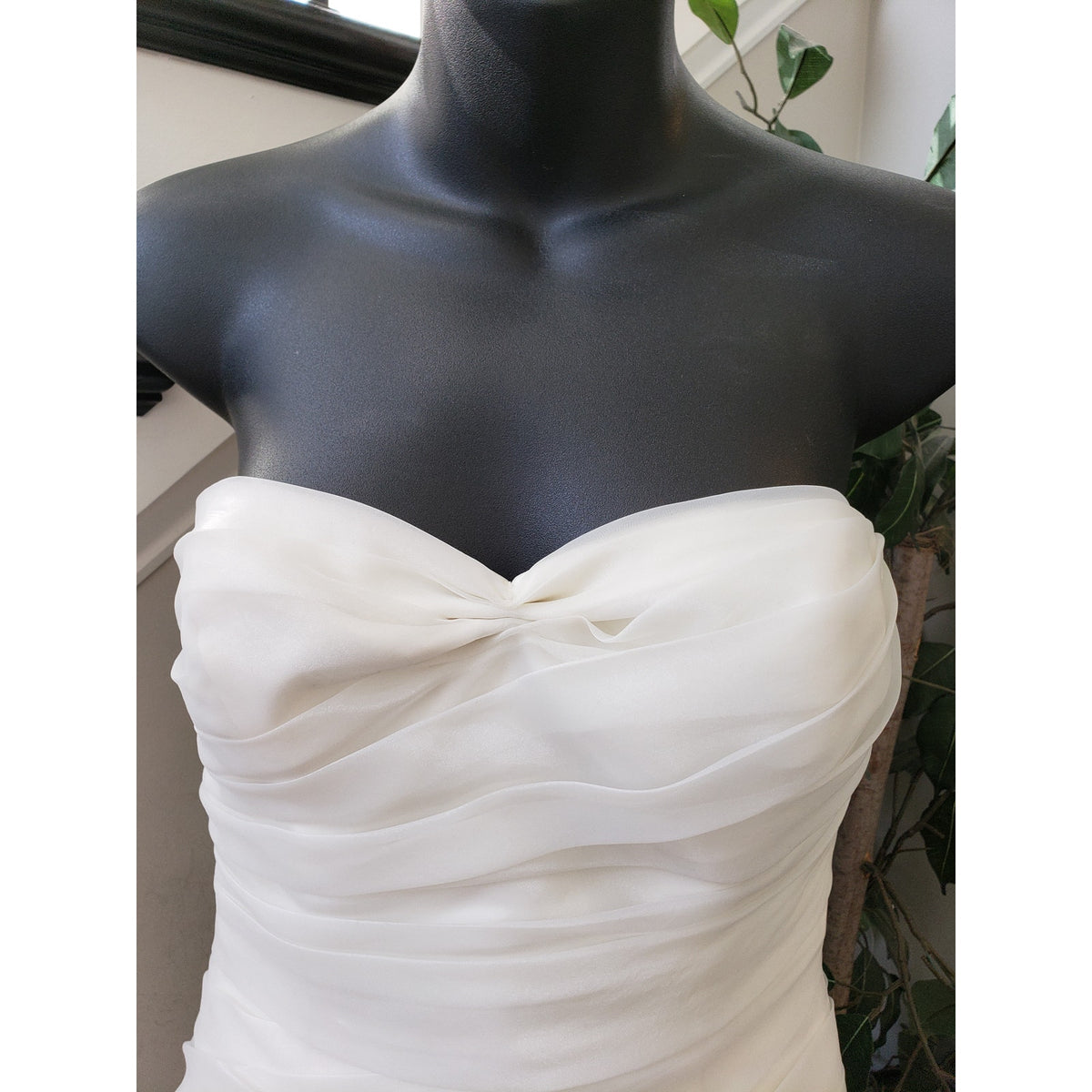 White by Vera Wang Wedding Dress Womens Size 6 White Flare Gown with Bias Flange