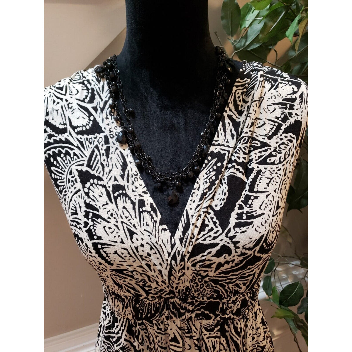LOFT Women's Black & White Floral Rayon V-Neck Sleeveless Knee Length Dress MP
