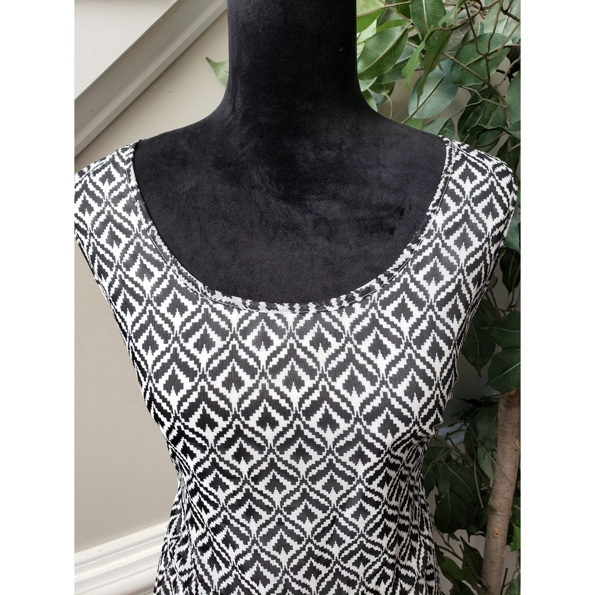 Love Cameron Knee Length Dress Womens Size 2X Black White Geometric Round Neck