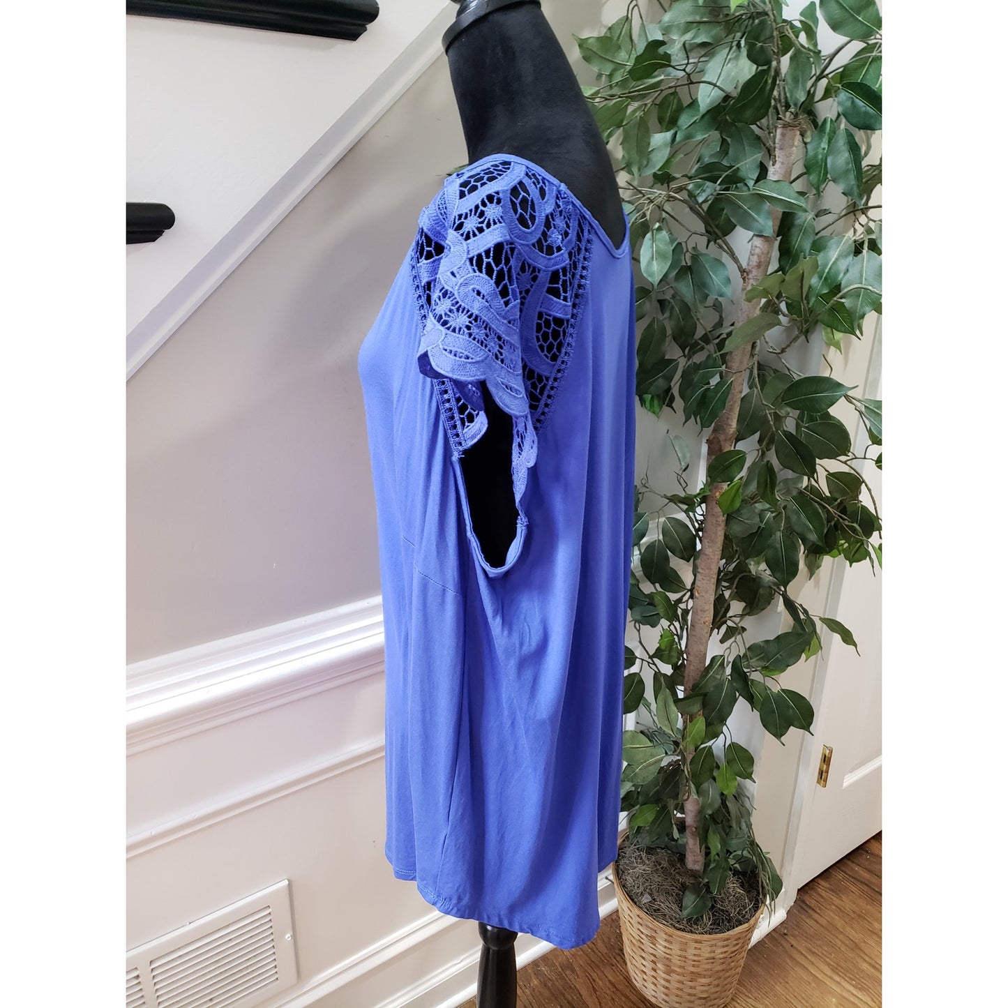 Avenue Top Blouse Women Size 22/24 Blue Solid Viscose Casual Short Sleeve V-Neck