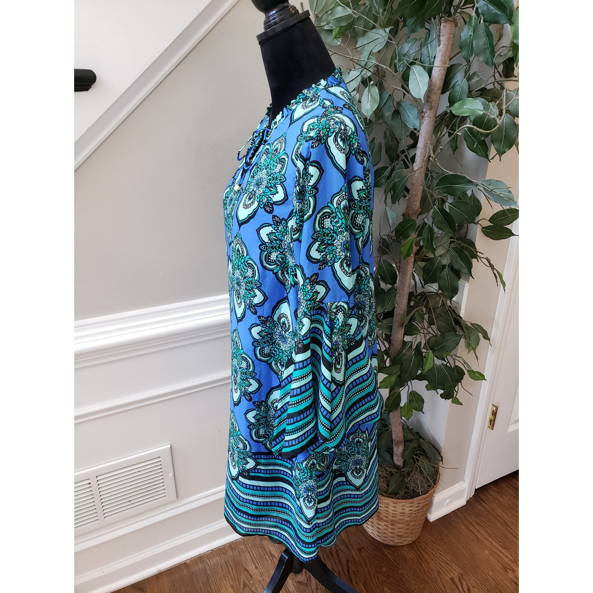 Kaari Shift Dress Women's Size Large Blue & Green Geometric V-Neck Long Sleeve