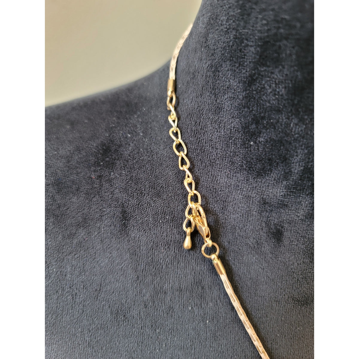 Women's Vintage Gold Oval Silhouette Pendant Necklace With Lobster Clasp Jewelry