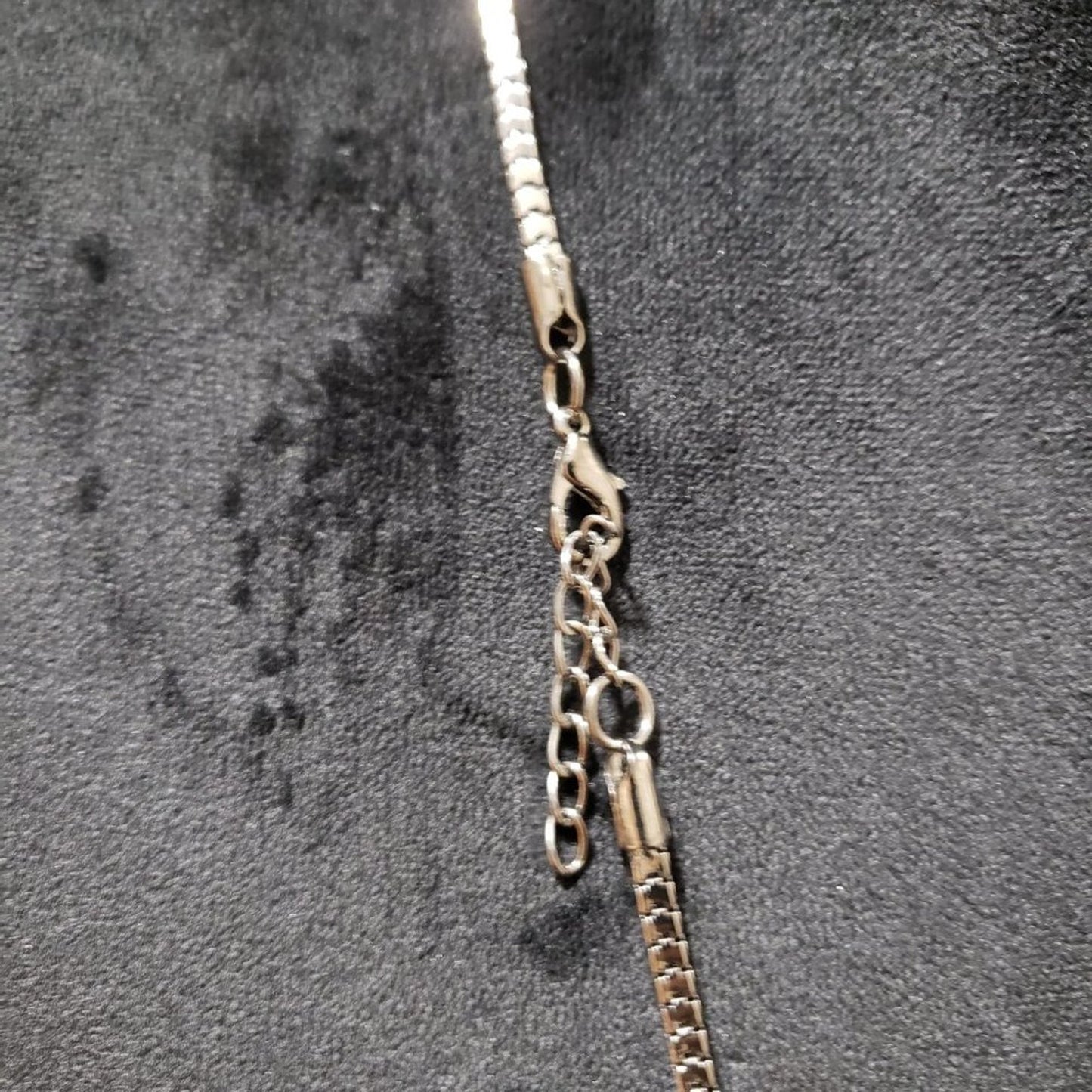 Guess Womens Silver Tone Chain Metal Dangle Bow Tassel Necklace w/ Lobster Clasp