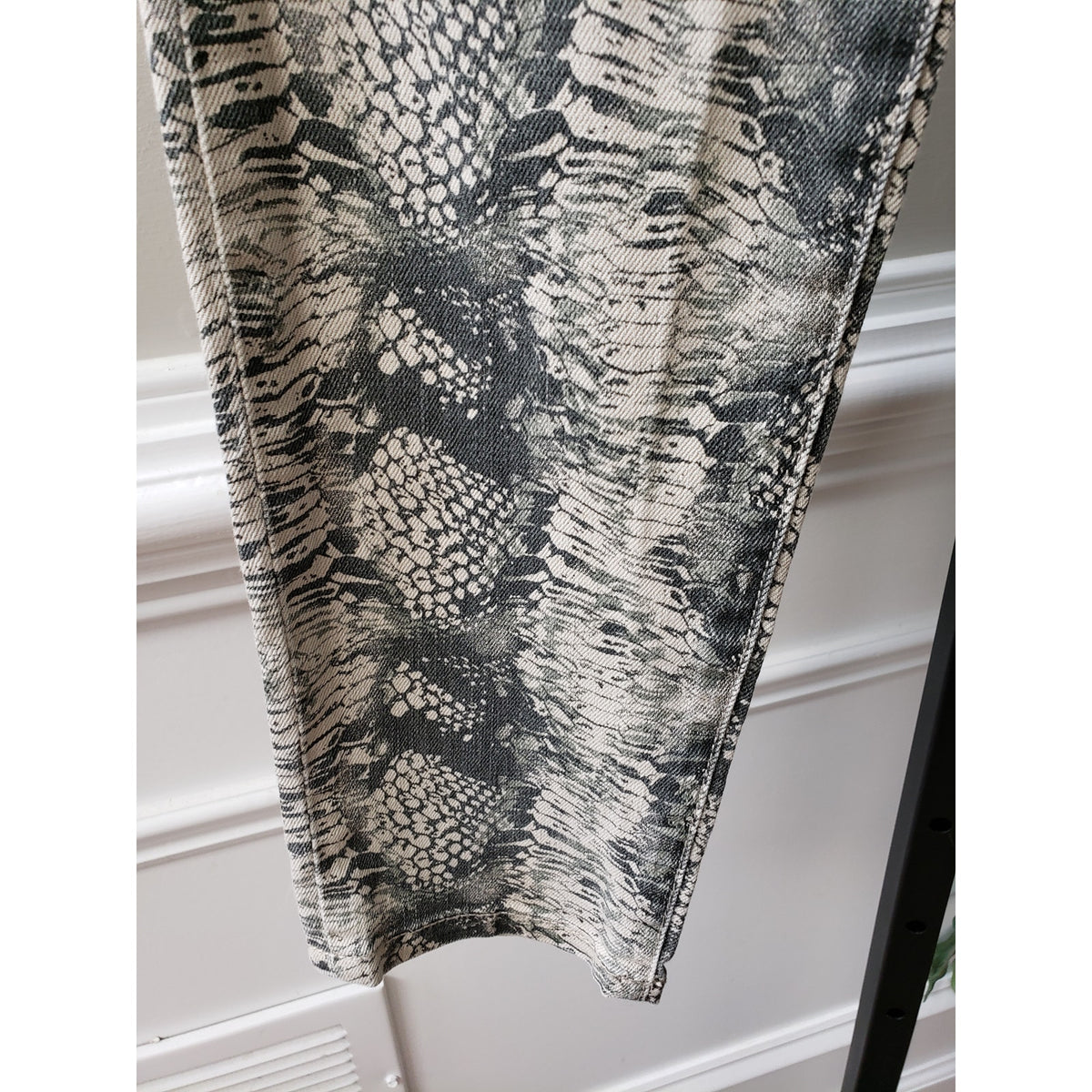 Cabi Pants Women 4 Multi Denim Animal Print Stretch Cotton Slim Fit Straight Leg
