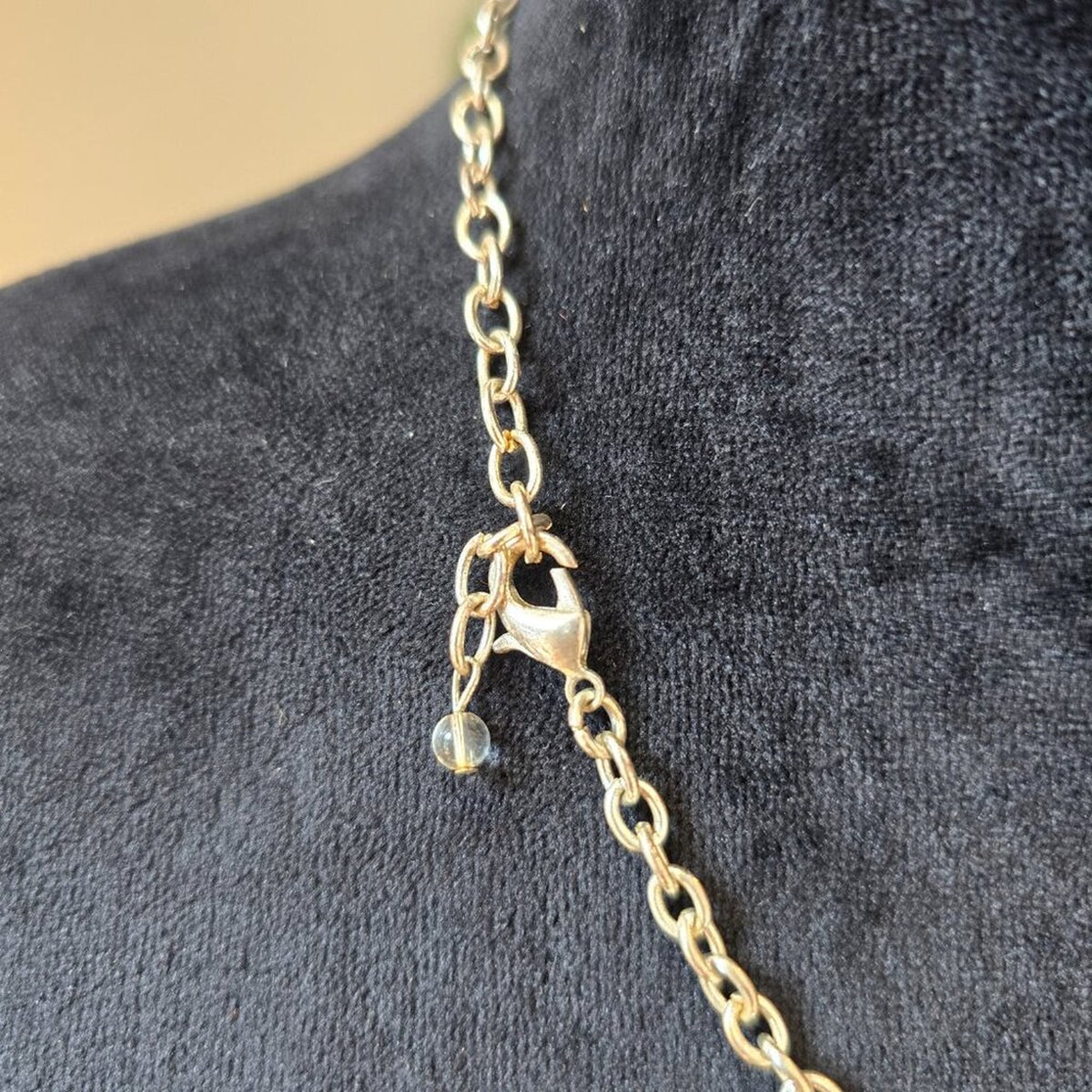Vintage Women Silver Tone Flower Filigree Crystal Necklace with Lobster Clasp