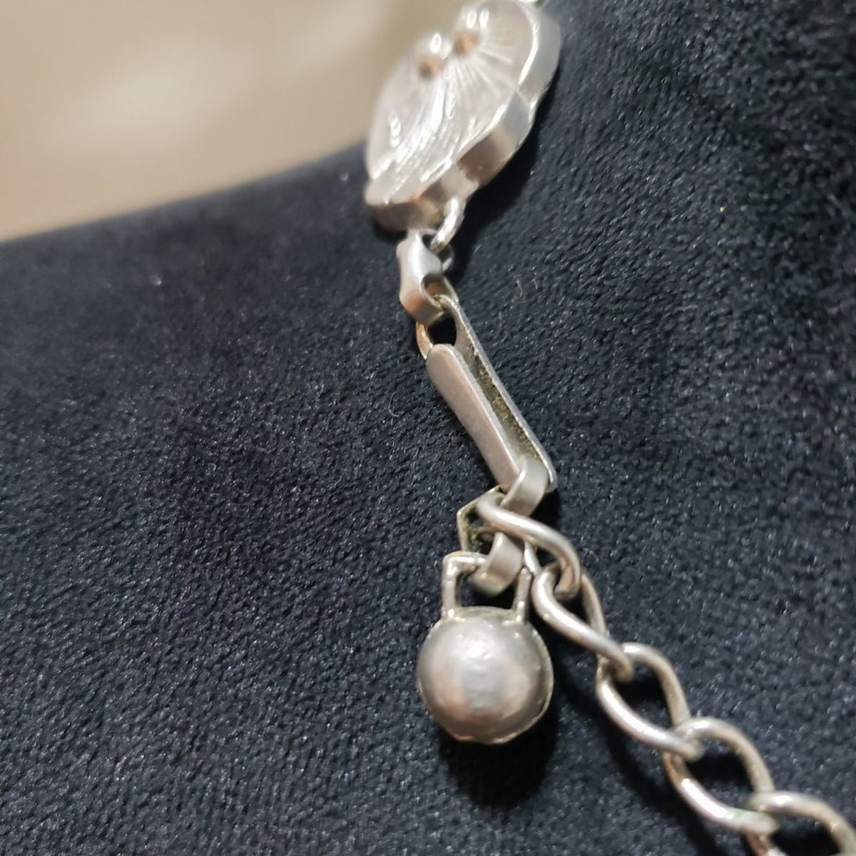 Women Fashion Textured Pansy Silver Tone Choker Collar Necklace with Pearl Clasp