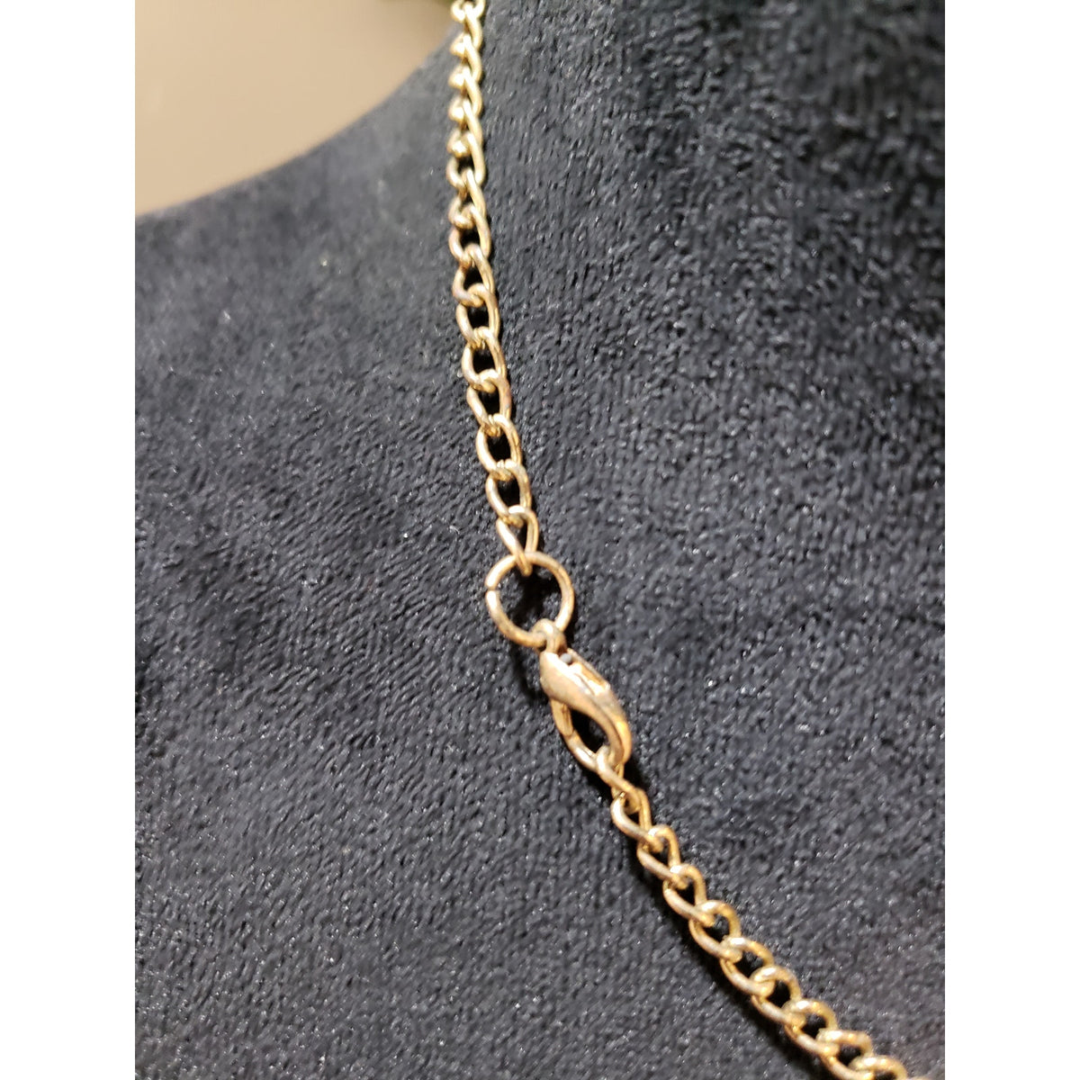 Women Fashion Gold Tone Shimmery Metal Leaves on Figaro Chain Statement Necklace