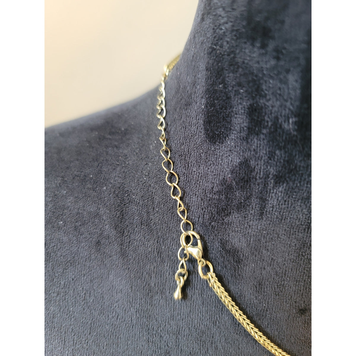 Women's Floral Statement Necklace With Lobster Clasp Lock And Gold Chain Design