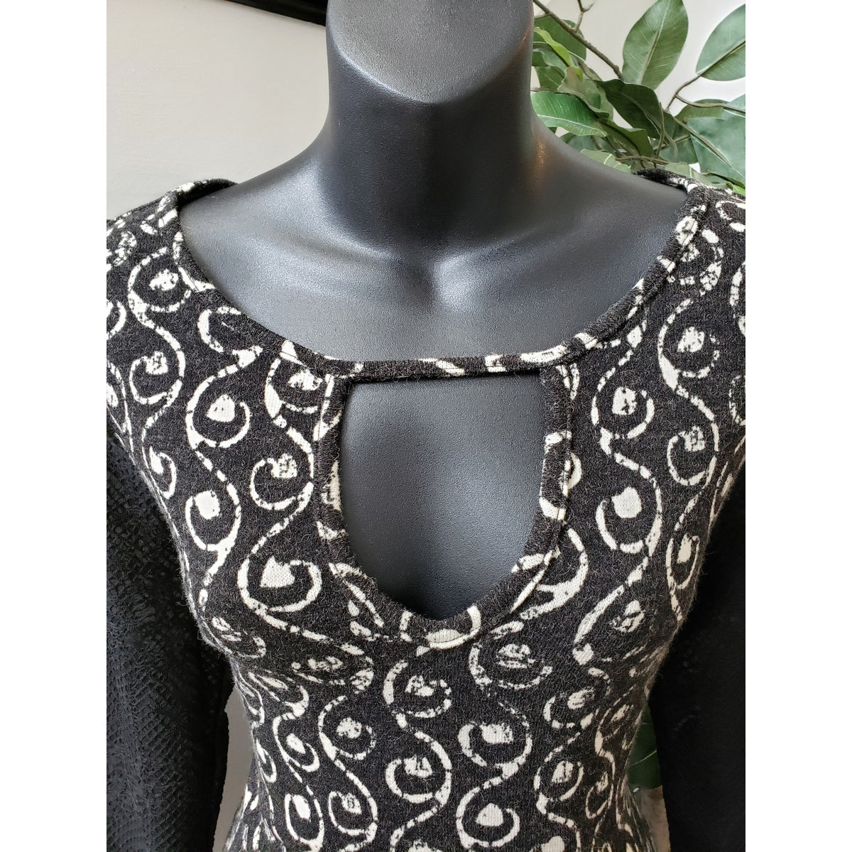 Aryeh Knee Length Dress Womens Small Black White Geometric Keyhole Round Neck