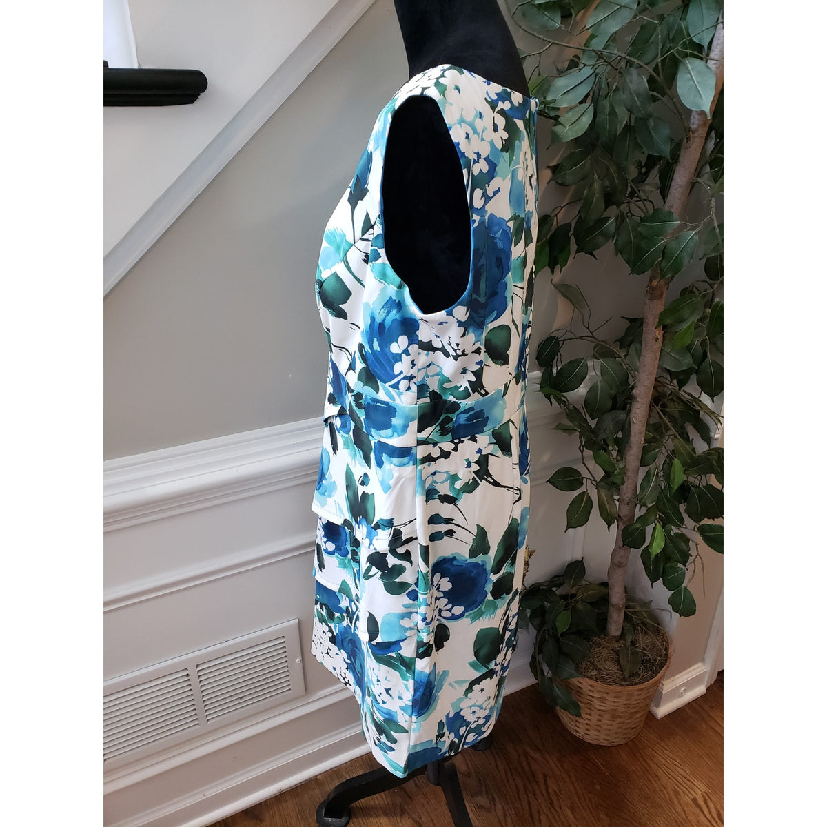 Dressbarn Sheath Dress Women’s 16 Blue & White Floral Stretch Ruffle Back Zip