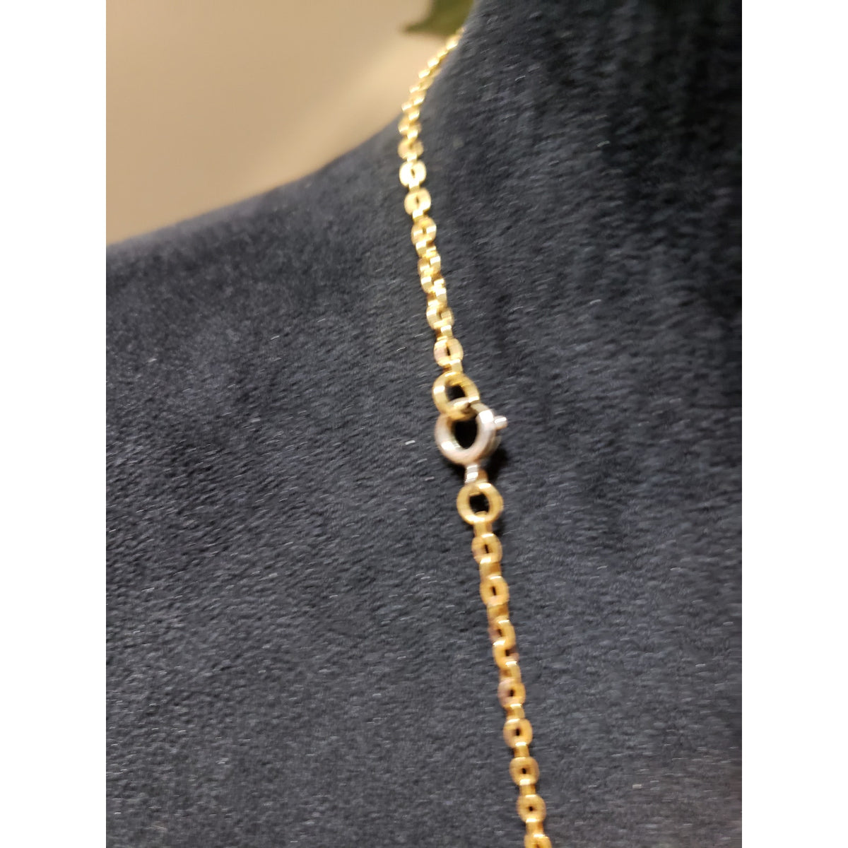 Womens Gold Tone Anne Klein Lion Head Square Pendant Necklace /Spring Ring Clasp