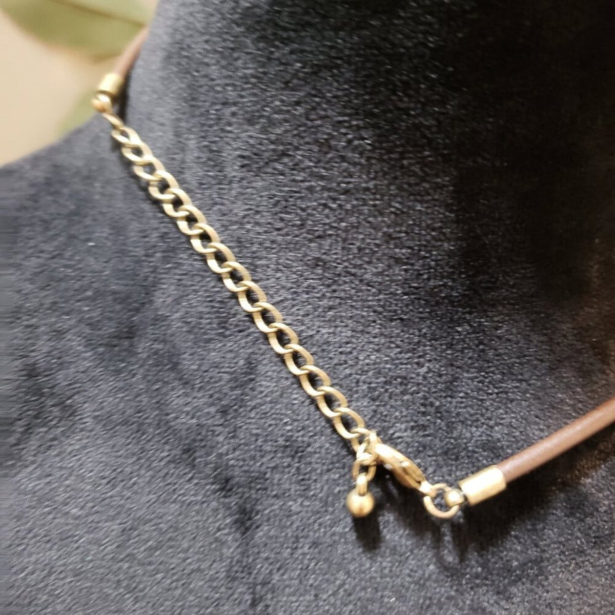 Women Silver Metal Medallion Pendant Leather Chain Necklace with Lobster Clasp
