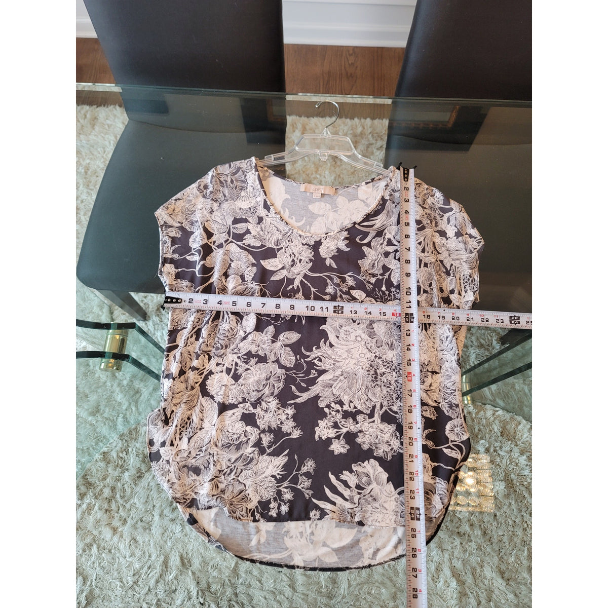 LOFT Blouse Women's Size Small Gray White Floral Print Short Sleeve Scoop Neck
