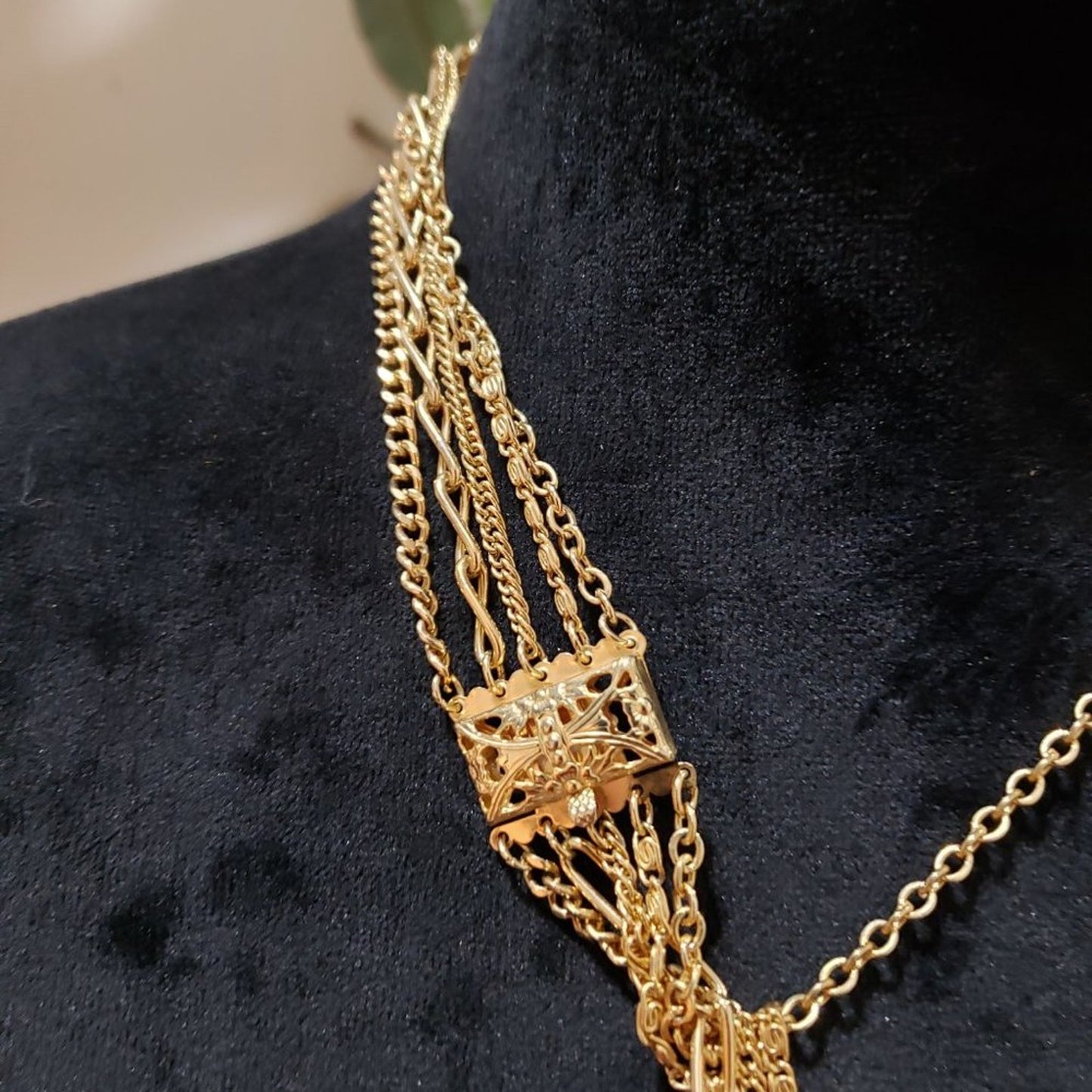 Women Fashion Gold Tone Wheat Chain Round Locket Pendant Collar Necklace Jewelry