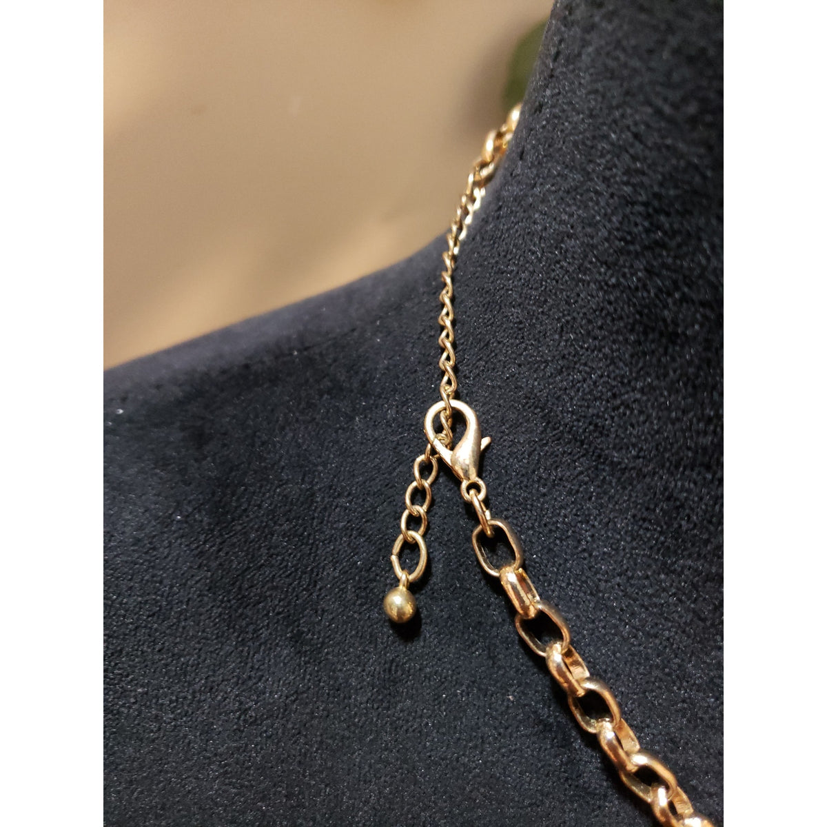 Womens Gold Tone Hammered Metal Assorted Petals Pendant Necklace with Lobster