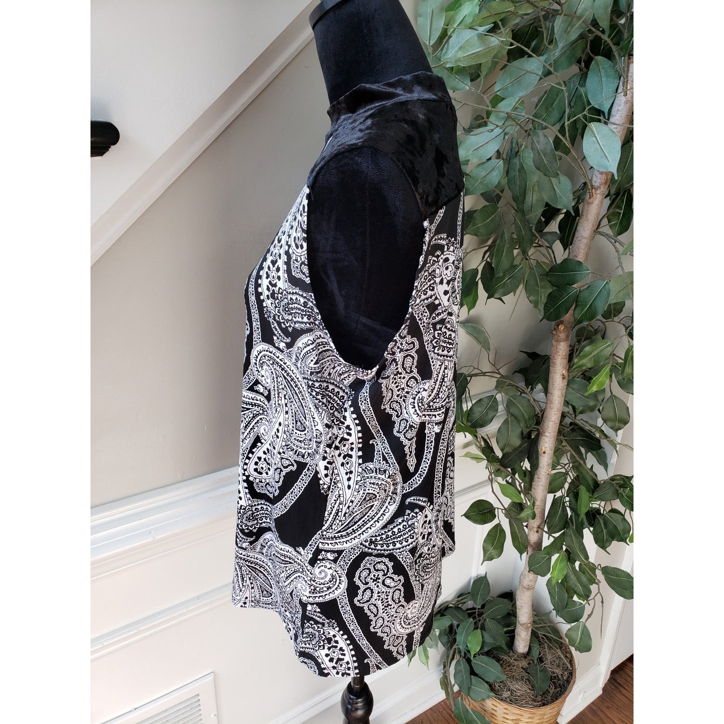 Adele & May Blouse Top Womens XL White Black Paisley Velour Trim Keyhole Neck