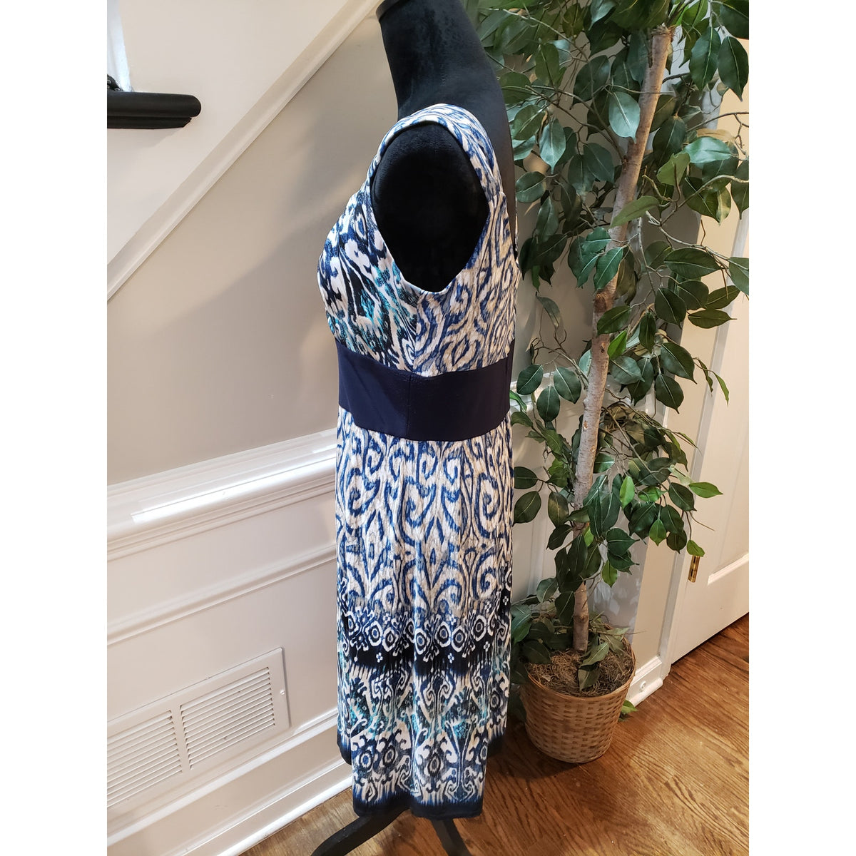R&M Richards Sheath Dress Womens 12 White Blue Filigree Print Pleated Scoop Neck