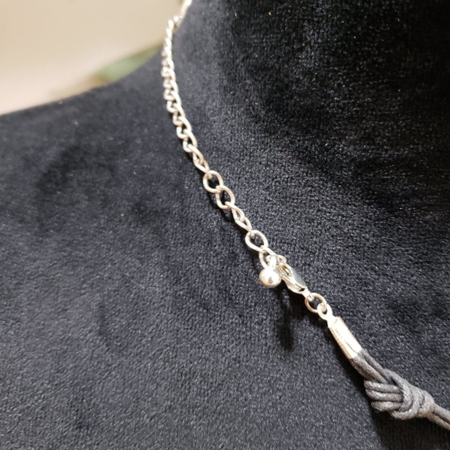 Women Fashion Big Carved Round Pendant Collar Necklace with Lobster Clasp