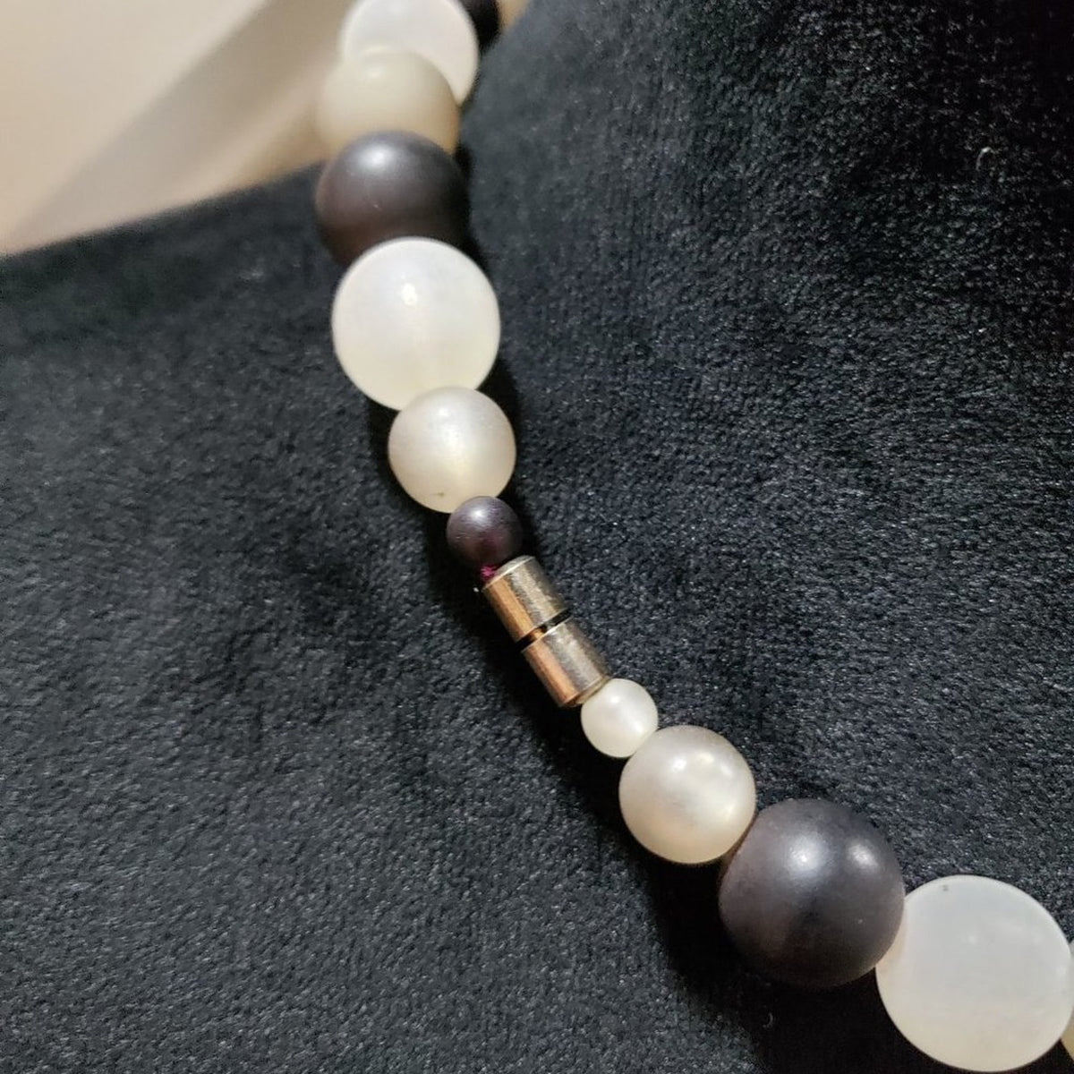 Womens Fashion Black White Round Shell Pearl Collar Necklace with Mystery Clasp