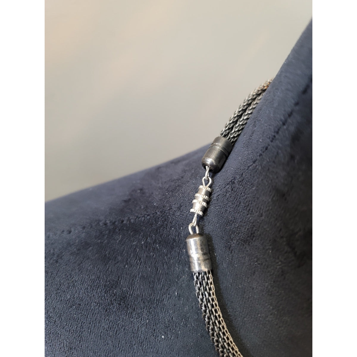 Women's Statement Metal Mesh Choker Necklace With Magnetic Lock And Bold Pendant
