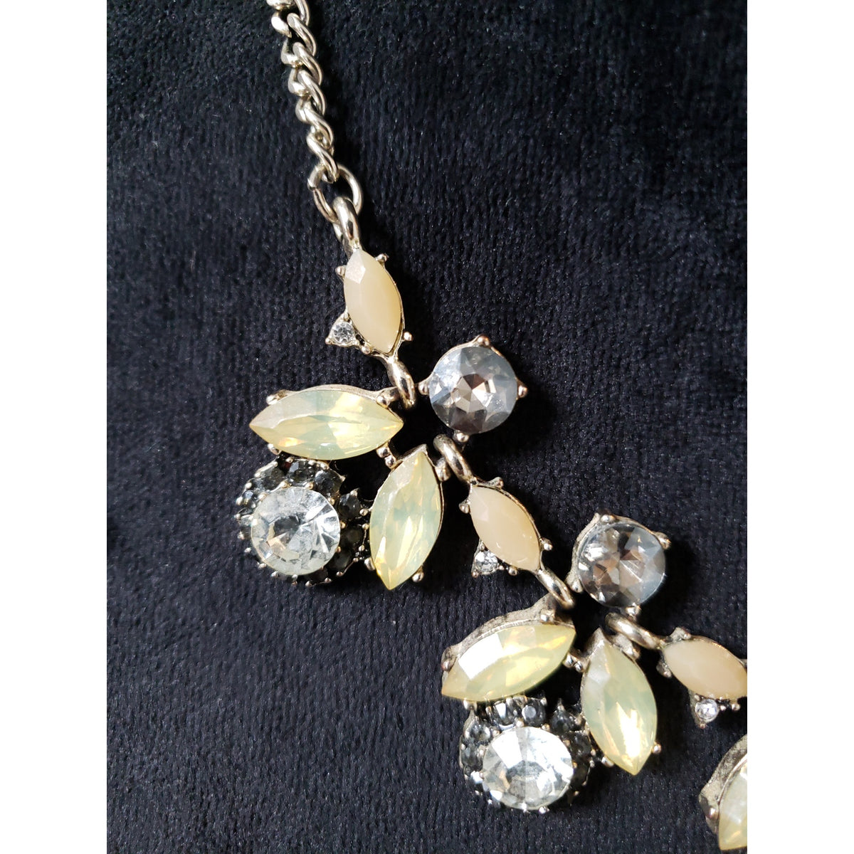 Vintage Style Statement Necklace Gold Chain Clear Crystal Floral Pendant Jewelry