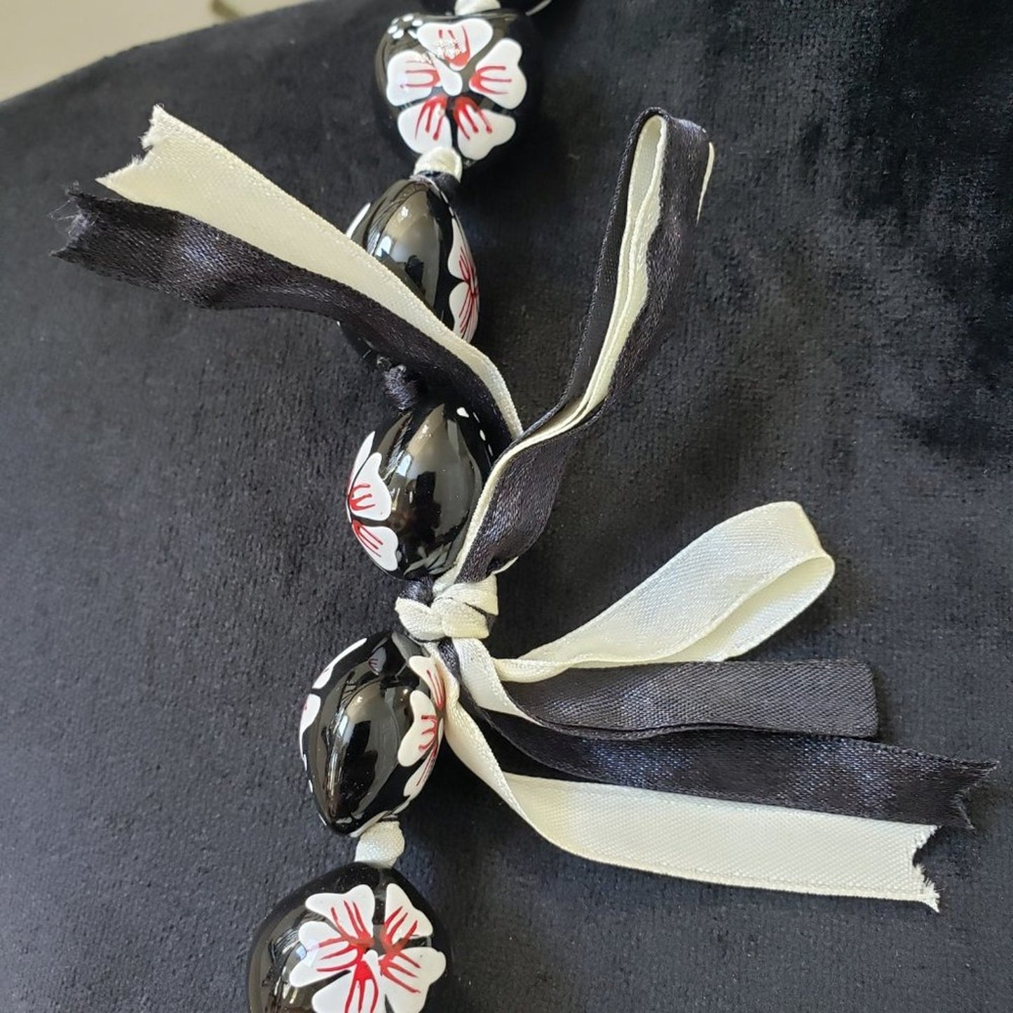 Womens Fashions Black Hibiscus Flowers on Kukui Nut Hawaiian Teardrop Necklace