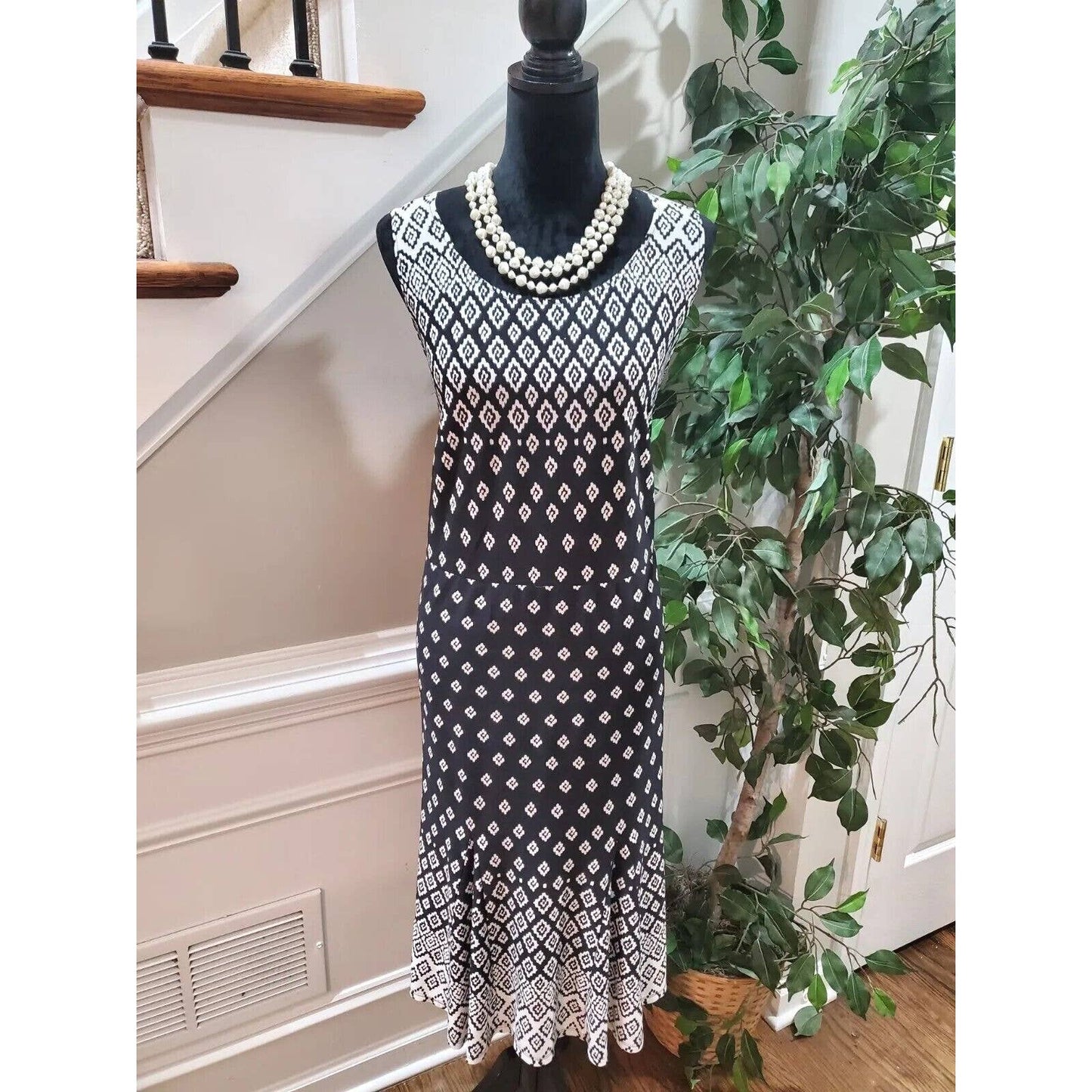 Julian Taylor Women's Black & White Round Neck Sleeveless Knee Length Dress 14W