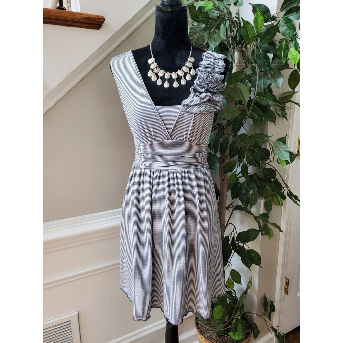 Specklers Women's White & Gray Polyester V-Neck Sleeveless Knee Length Dress M
