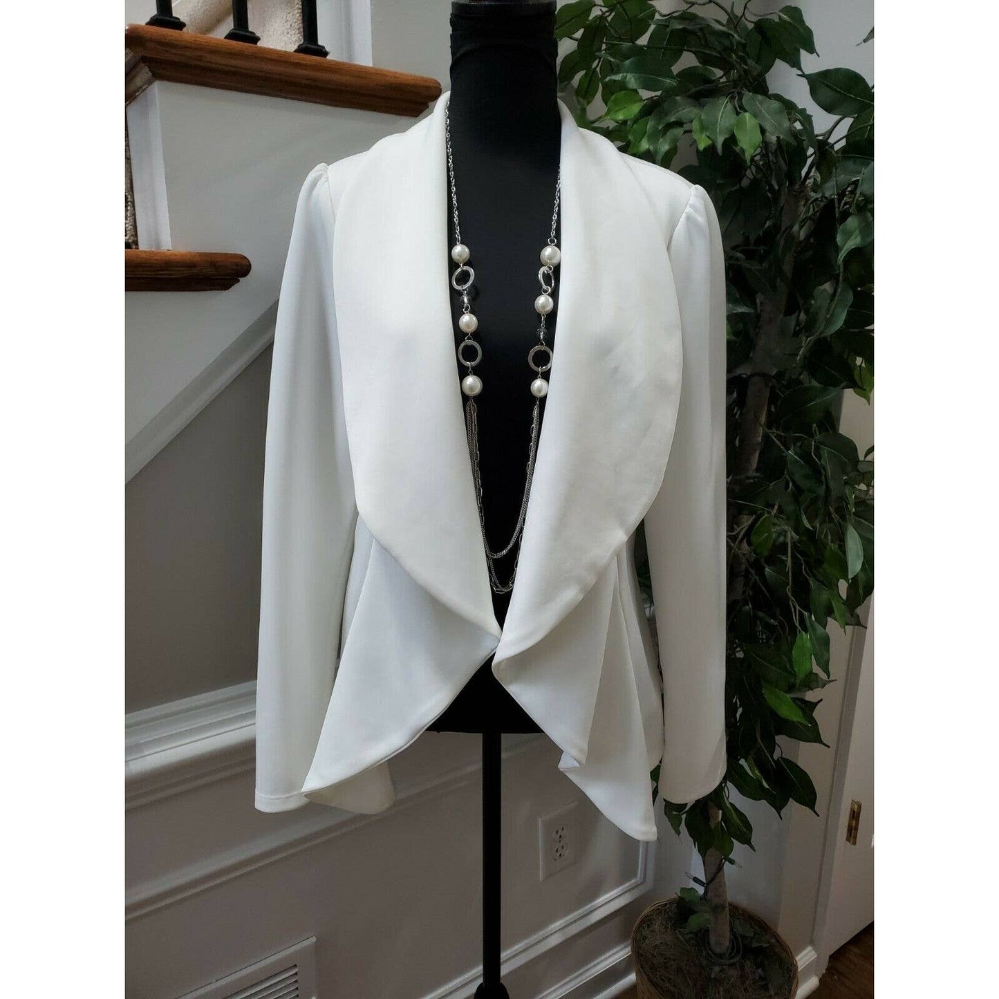 Fashion to Figure Women White Polyester Long Sleeve Fitted Open Front Blazer 1