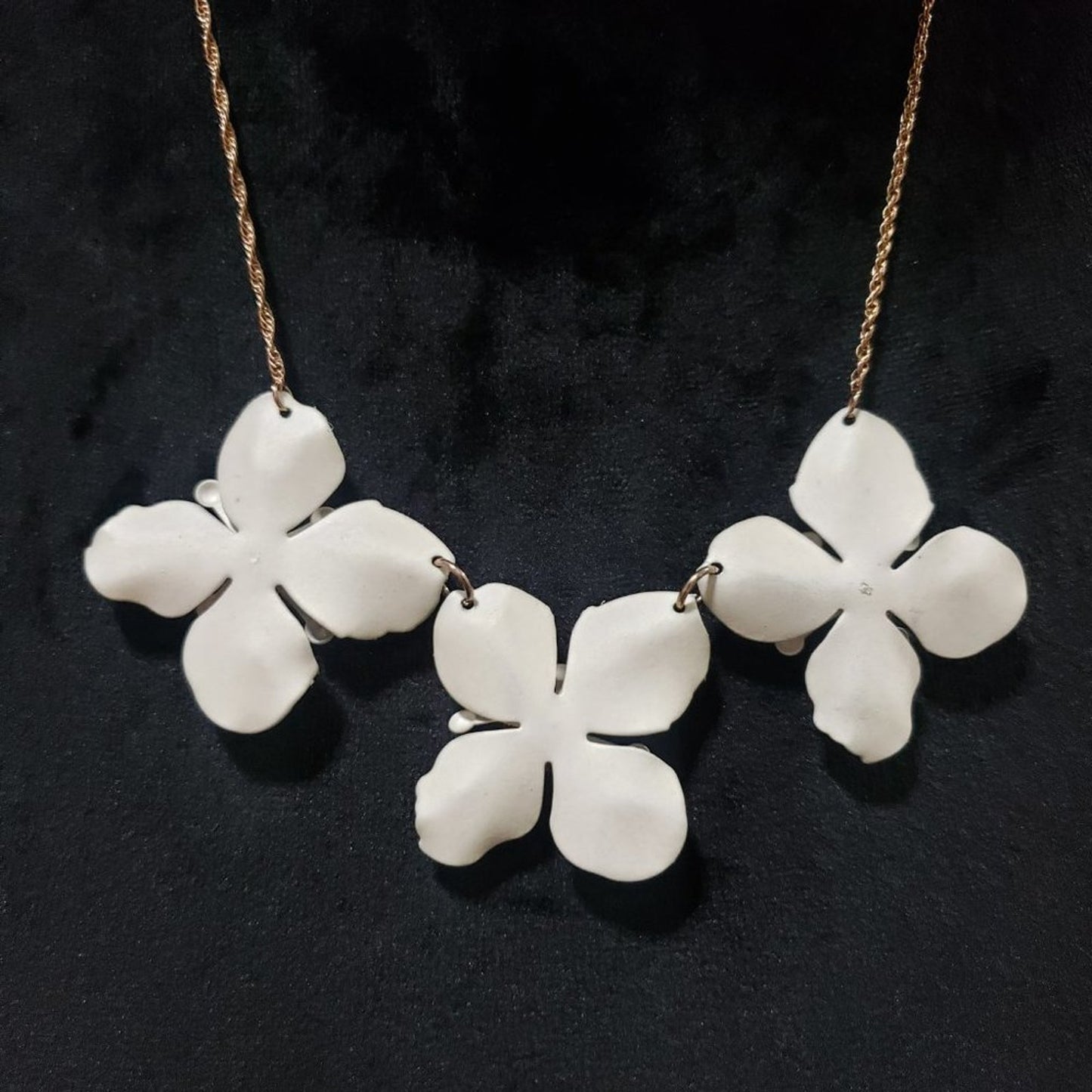Women's White Simple And Beautiful Stunning Floral Necklace