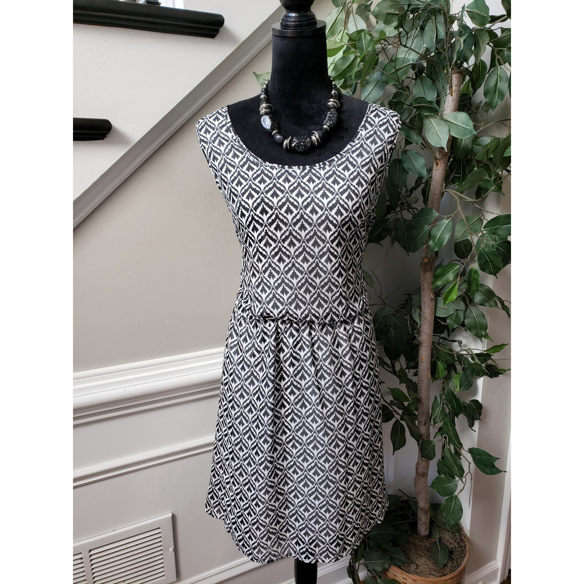 Love Cameron Knee Length Dress Womens Size 2X Black White Geometric Round Neck