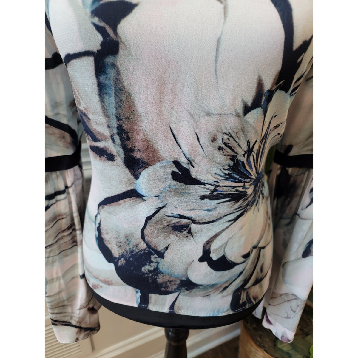 Karen Kane Top M White Navy Floral Crew Flared Sleeve Keyhole Back Casual Party