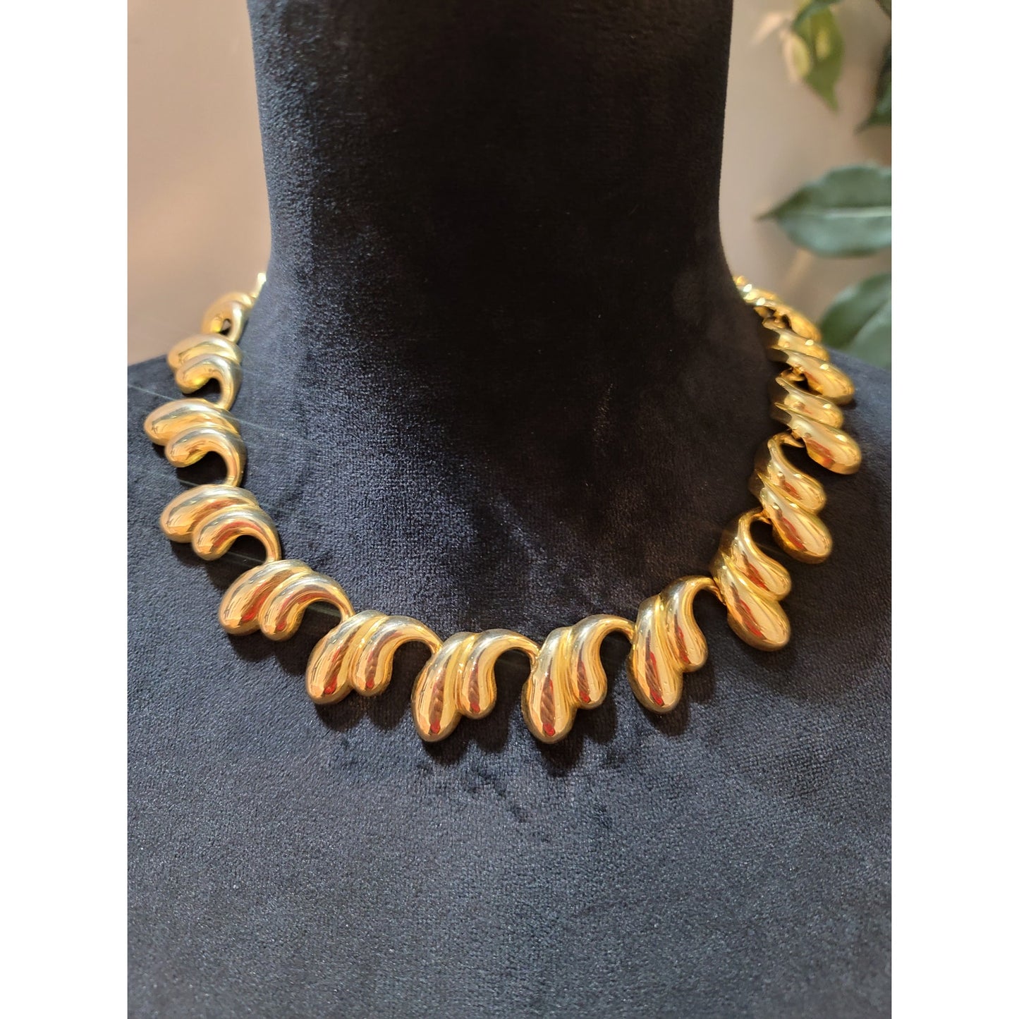 Women's Gold Necklace Wave Design Curved Links Fashion Jewelry Elegant Lock