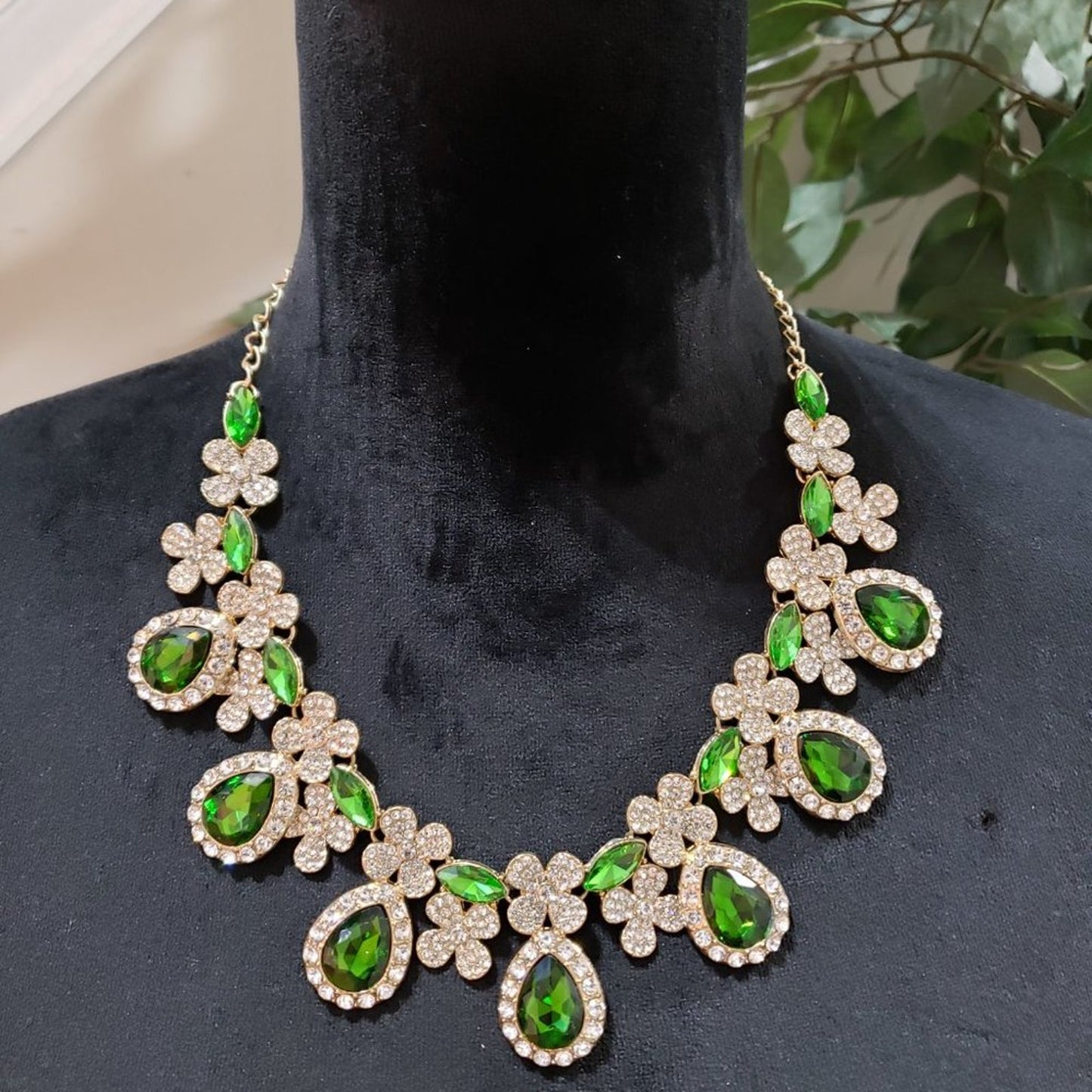 Womens Fashion Green Rhinestones Faceted Crystal Bib Necklace with Lobster Clasp