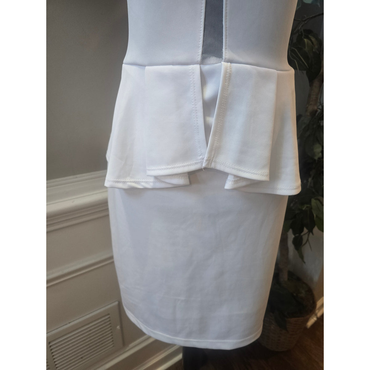 Fashion To Figure Sheath Dress Women's Size 1X White Peplum Waist Back Keyhole