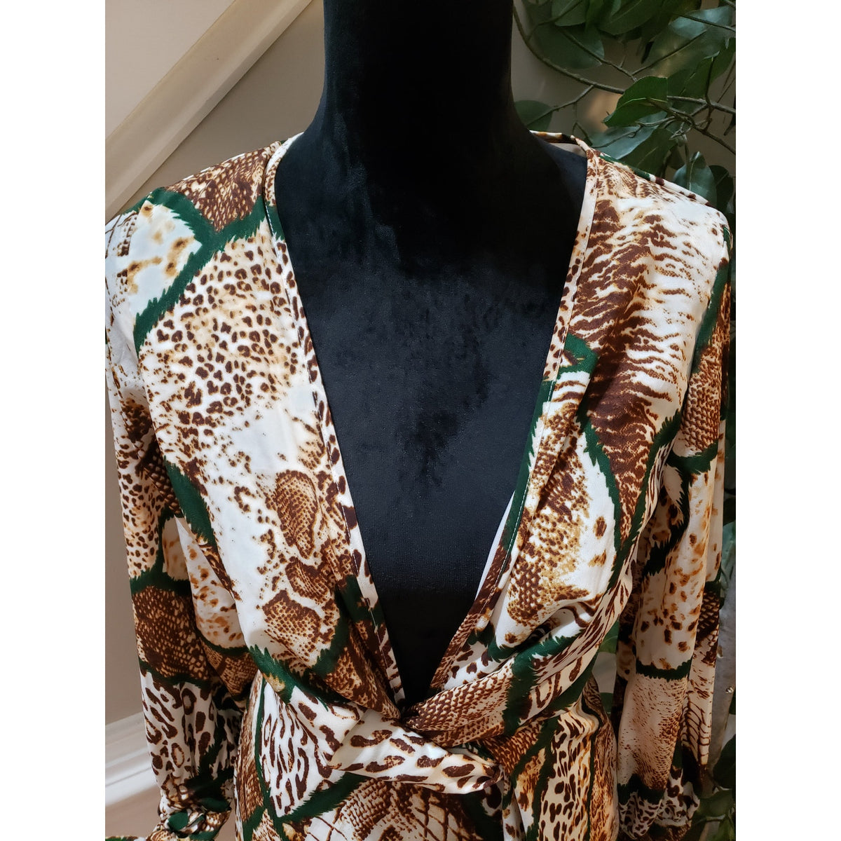 Boohoo Club Dress Women Size 4 Multi Snake Print Lined Long Sleeve Plunge V Neck