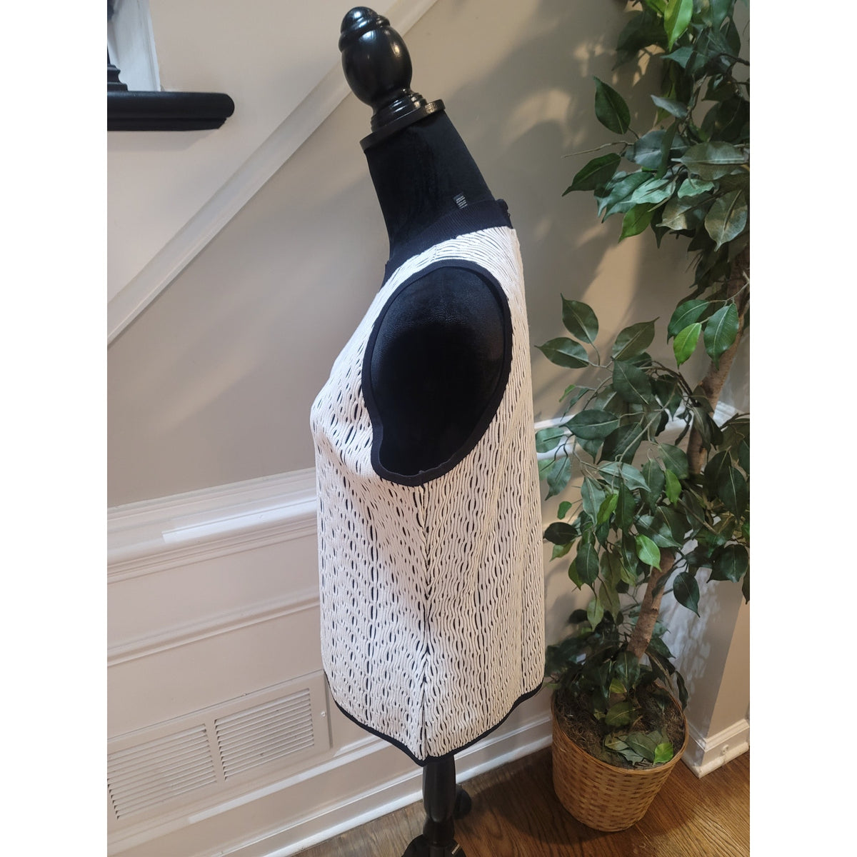 WHBM Sweater Tank Women's SZ XL White/Black Geometric Crew Neck Back Zipper