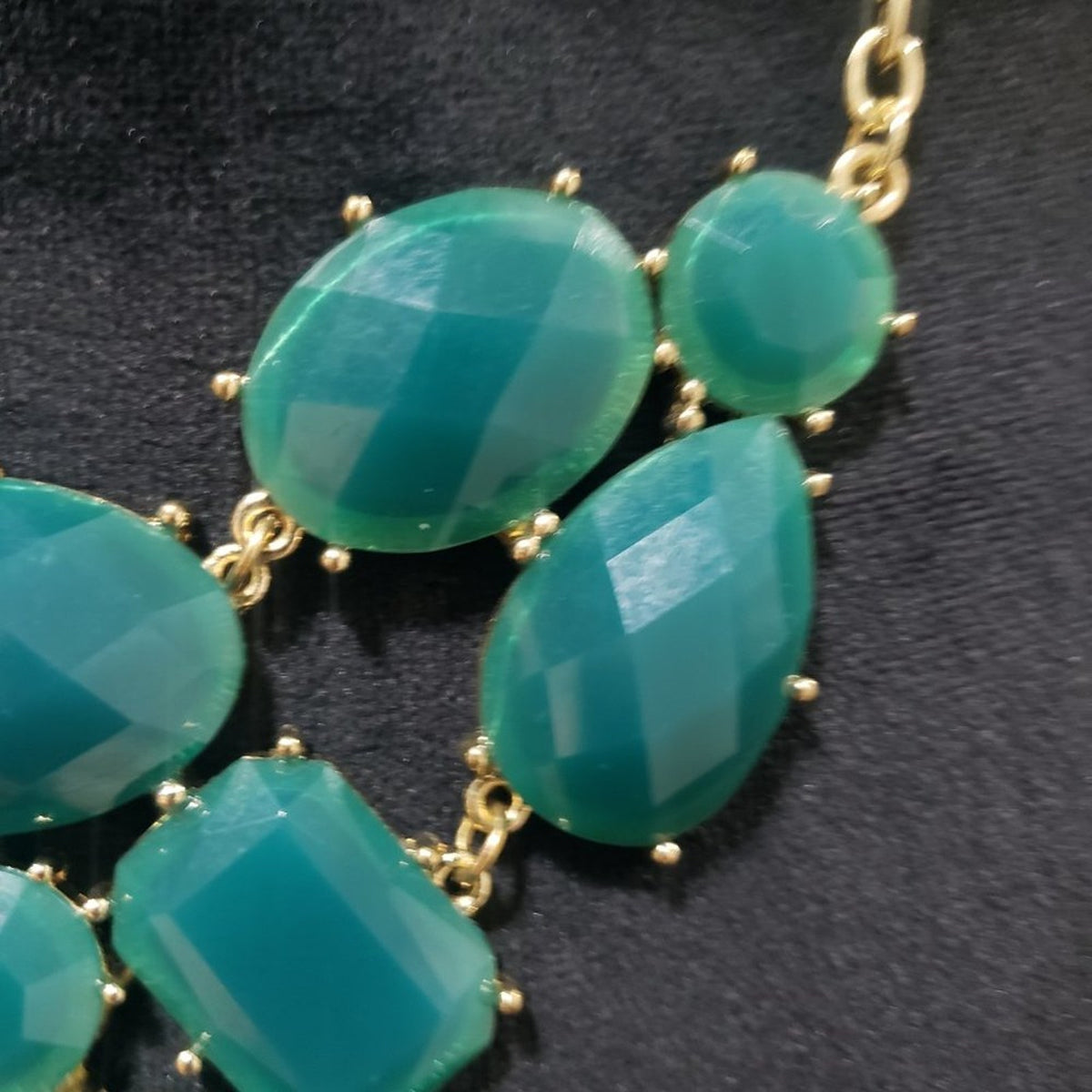 Womens Fashion Green Color Faceted Rhinestones Statement Necklace with Lobster