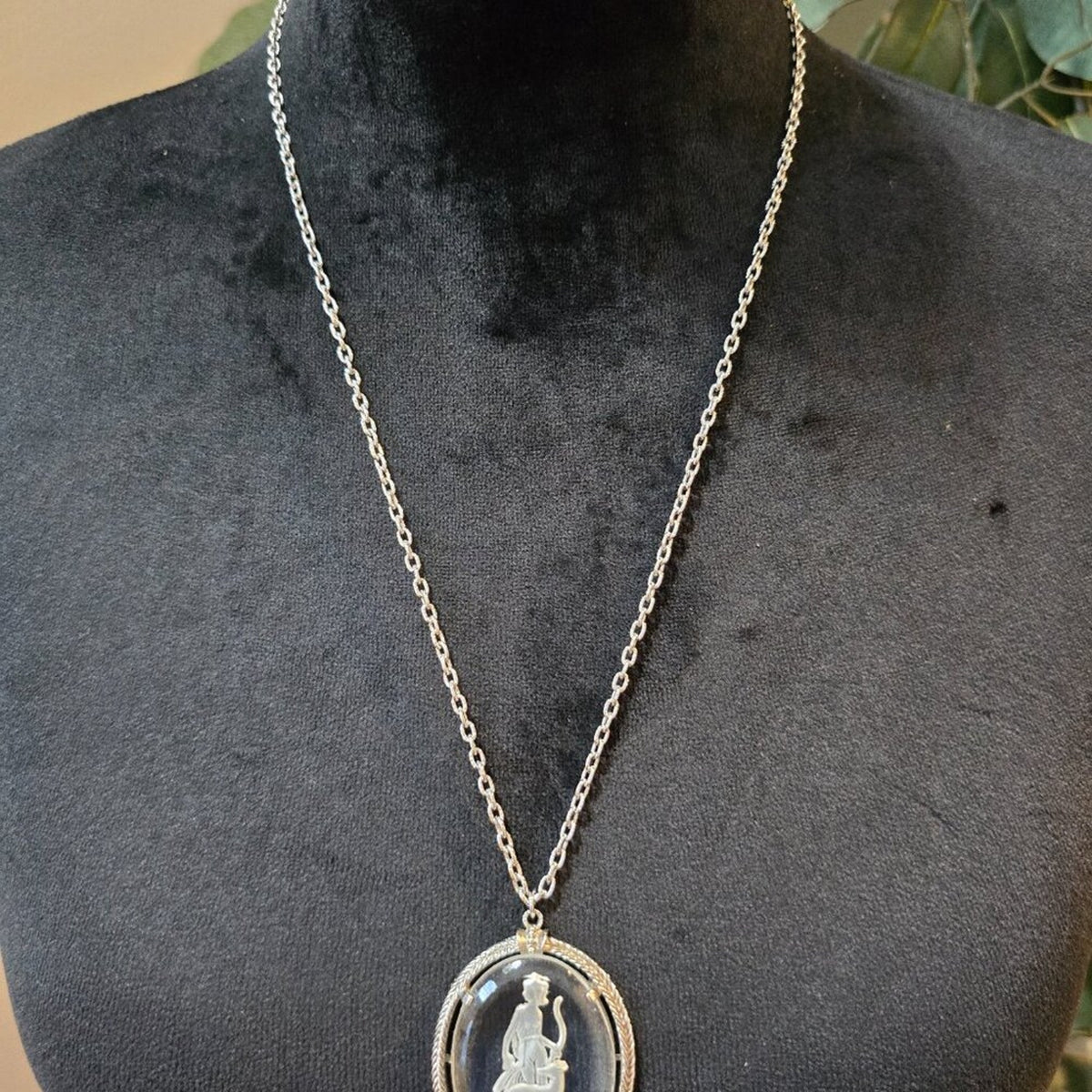 VTG Womens Silver Tone Avon Intaglio Pendant Goddess Diana Necklace with Lobster