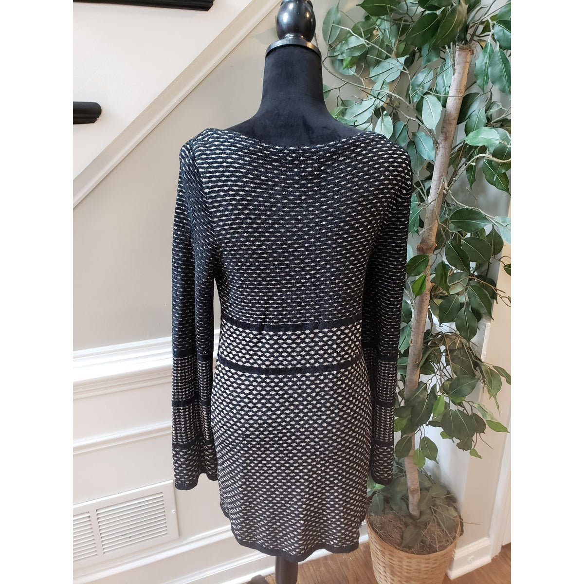 White House Black Market Shift Dress Women's Medium Black Round Neck Long Sleeve