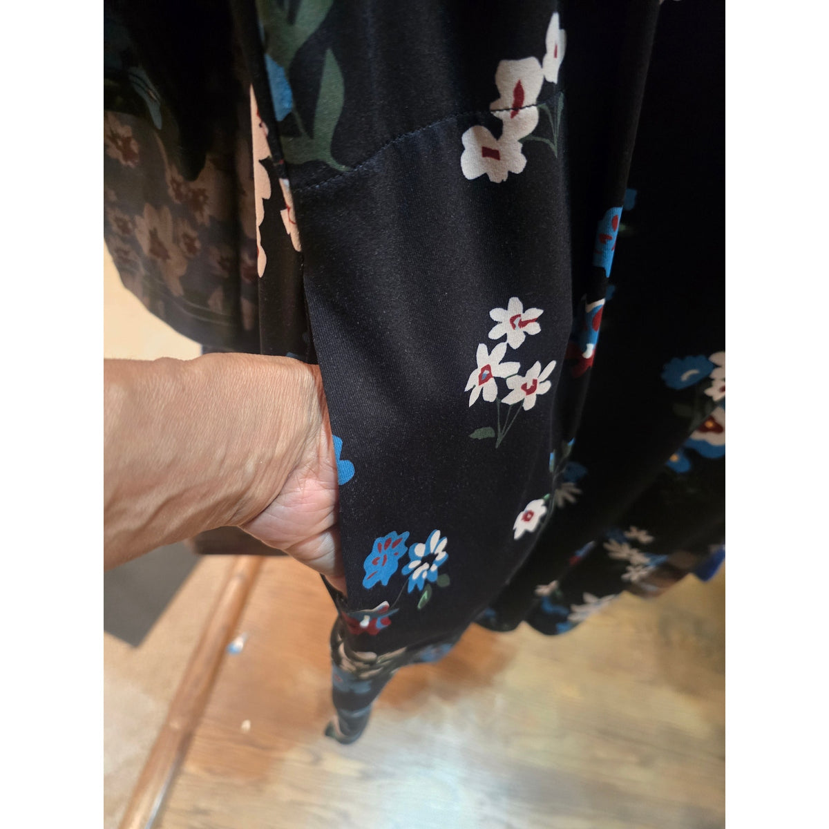 Floral Dress Women's Size 2XL Black Blue UPF 50 Long Sleeves V Neck With Pockets