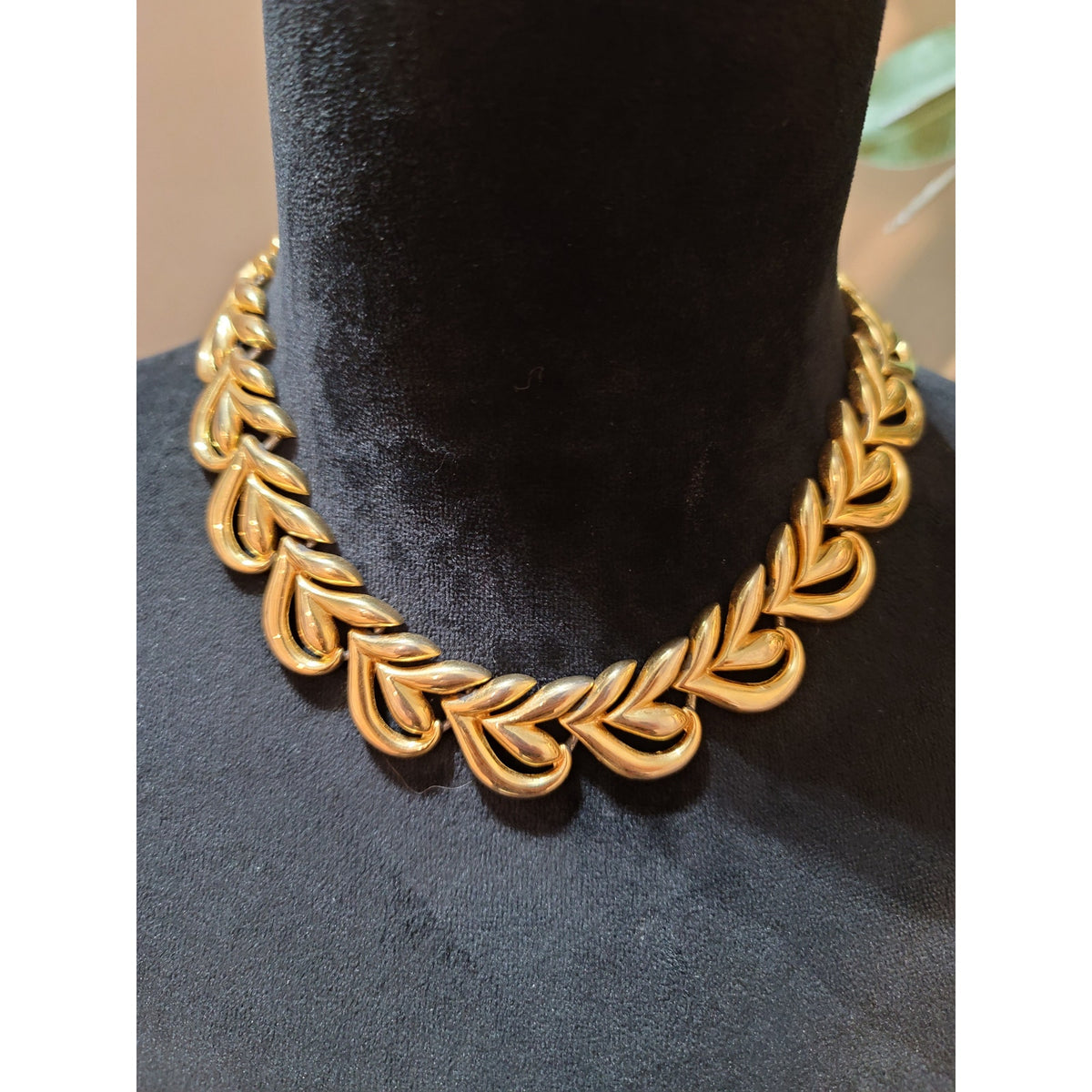 Women's Gold Leaf Link Statement Necklace Elegant Vintage Style Jewelry Design