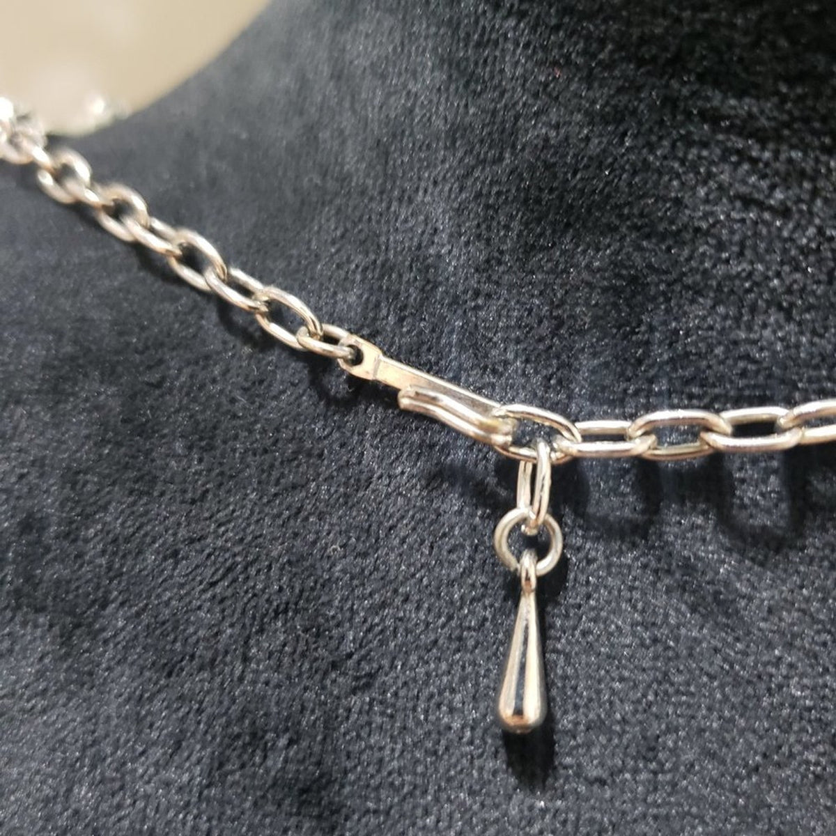 Women Silver Tone .Geometric Shape Link Articulated Choker Necklace Hook & Eye